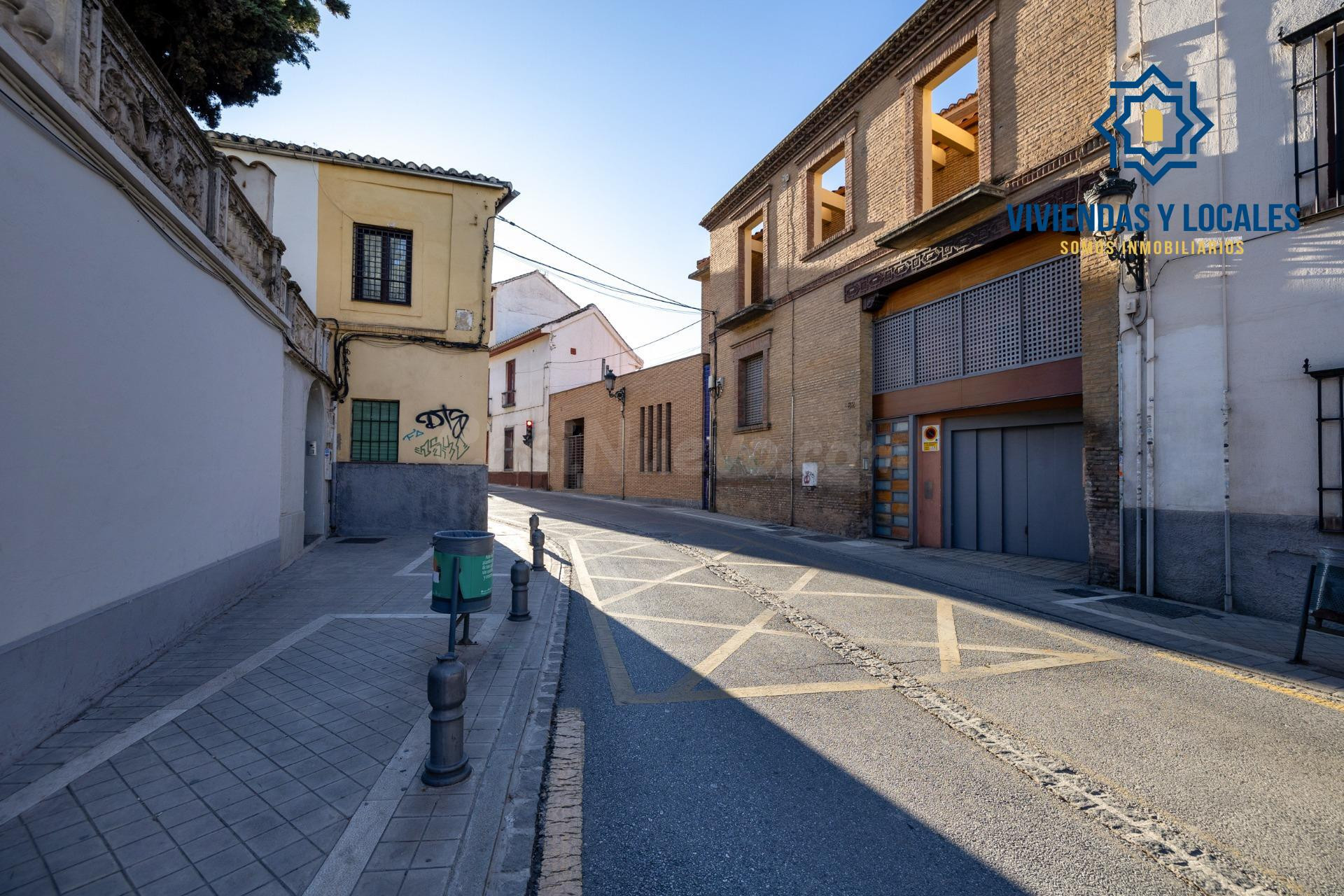 Barrio del Realejo. Sacamos a la venta dos plazas de garaje para coche muy grande.