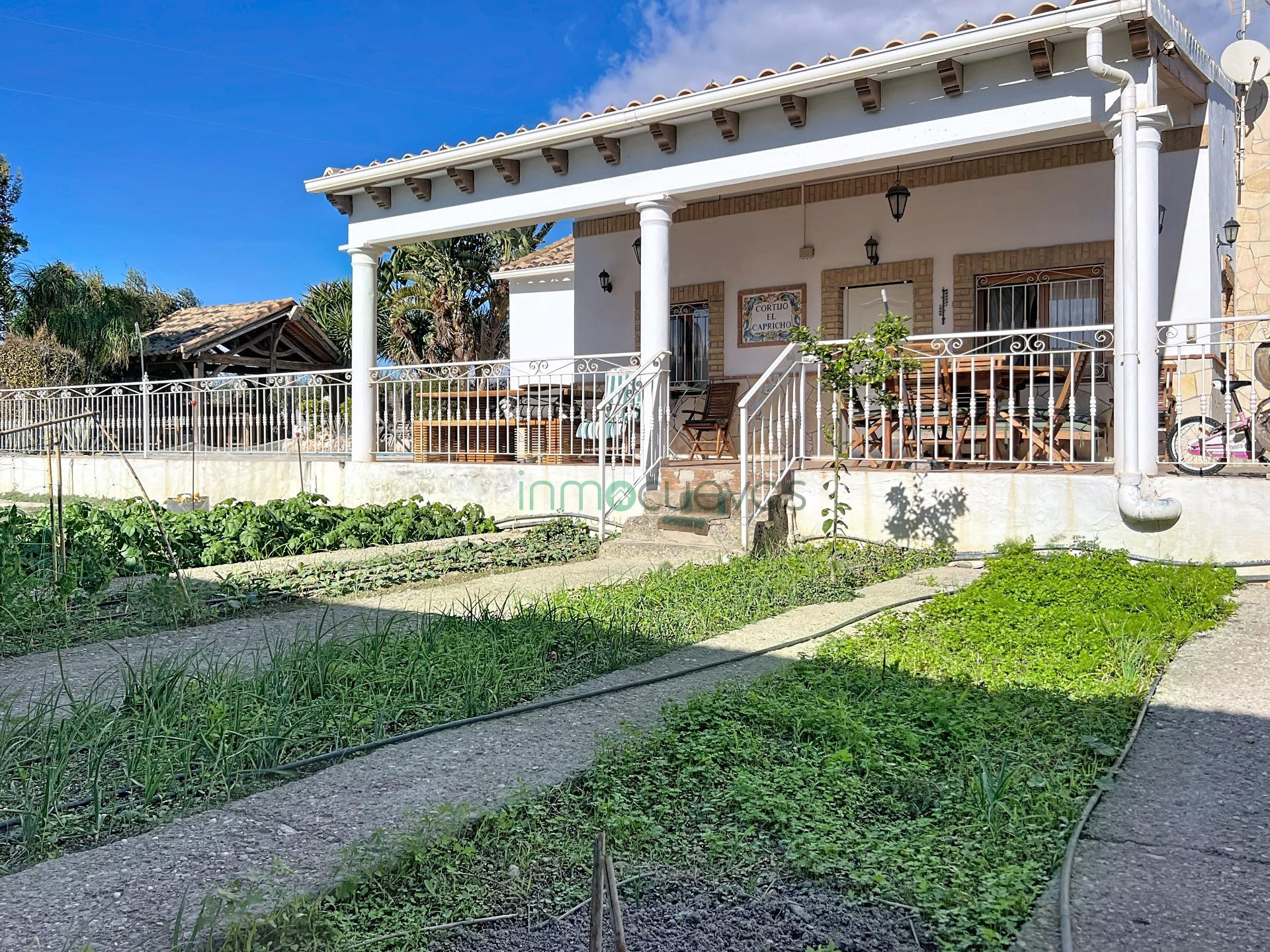 Encantadora Casa con Terreno y Piscina en Cuevas del Almanzo