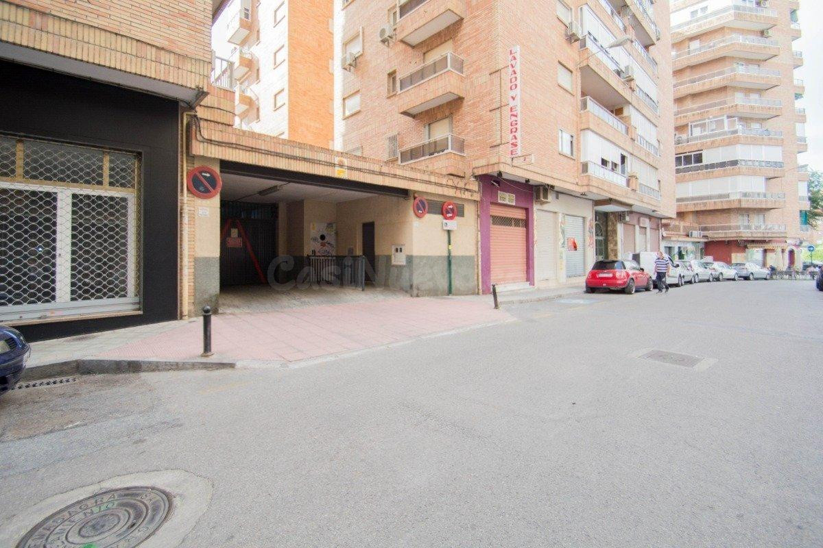 Se vende plaza de aparcamiento cerrada junto Alhamar