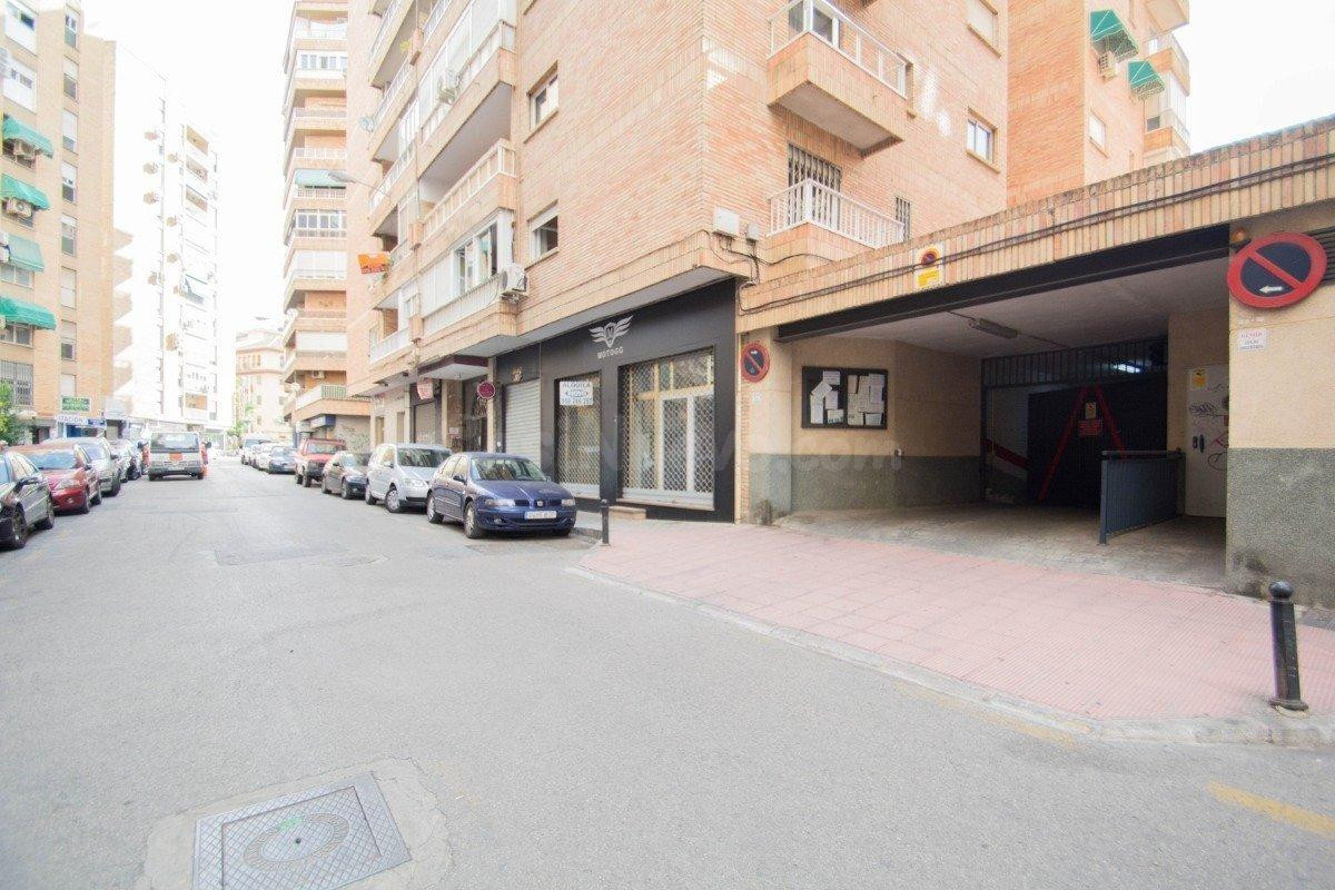Se vende plaza de aparcamiento cerrada junto Alhamar - foto 2