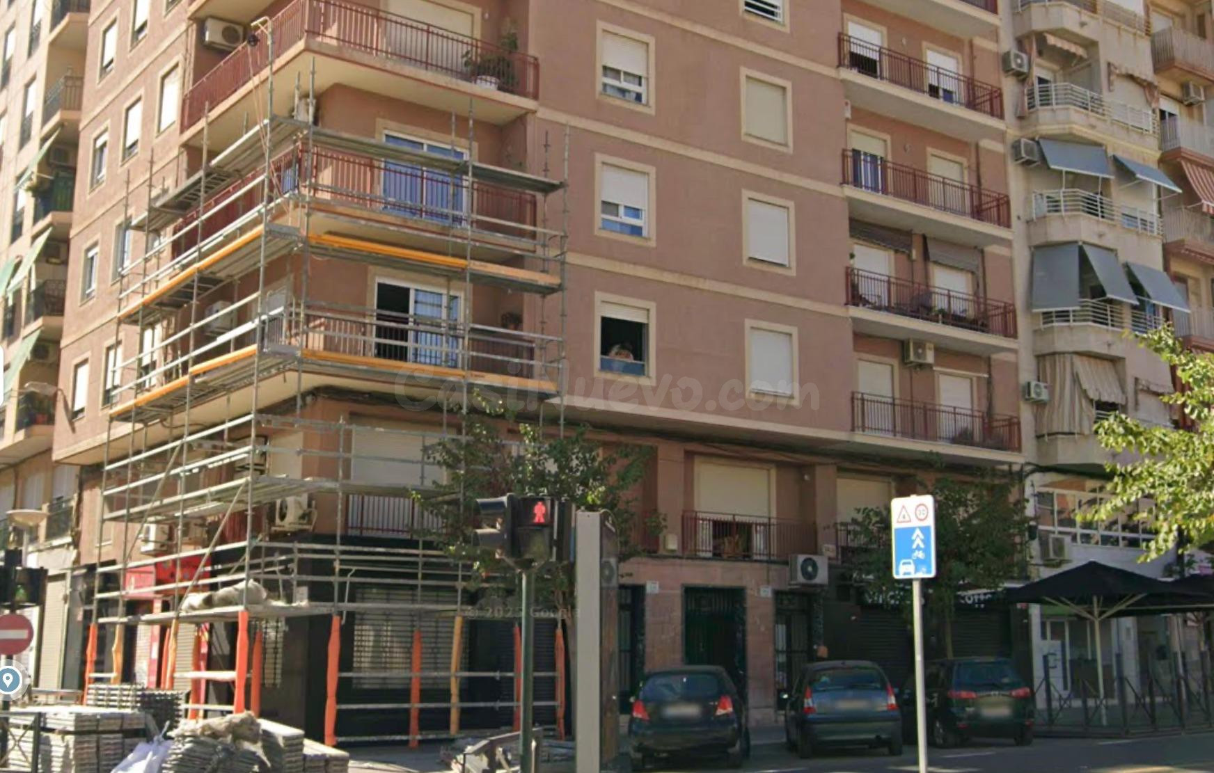 LOCAL COMERCIAL EN SEMISOTANO, TODO ESQUINA CON 2 ENTRADAS,  - foto 2