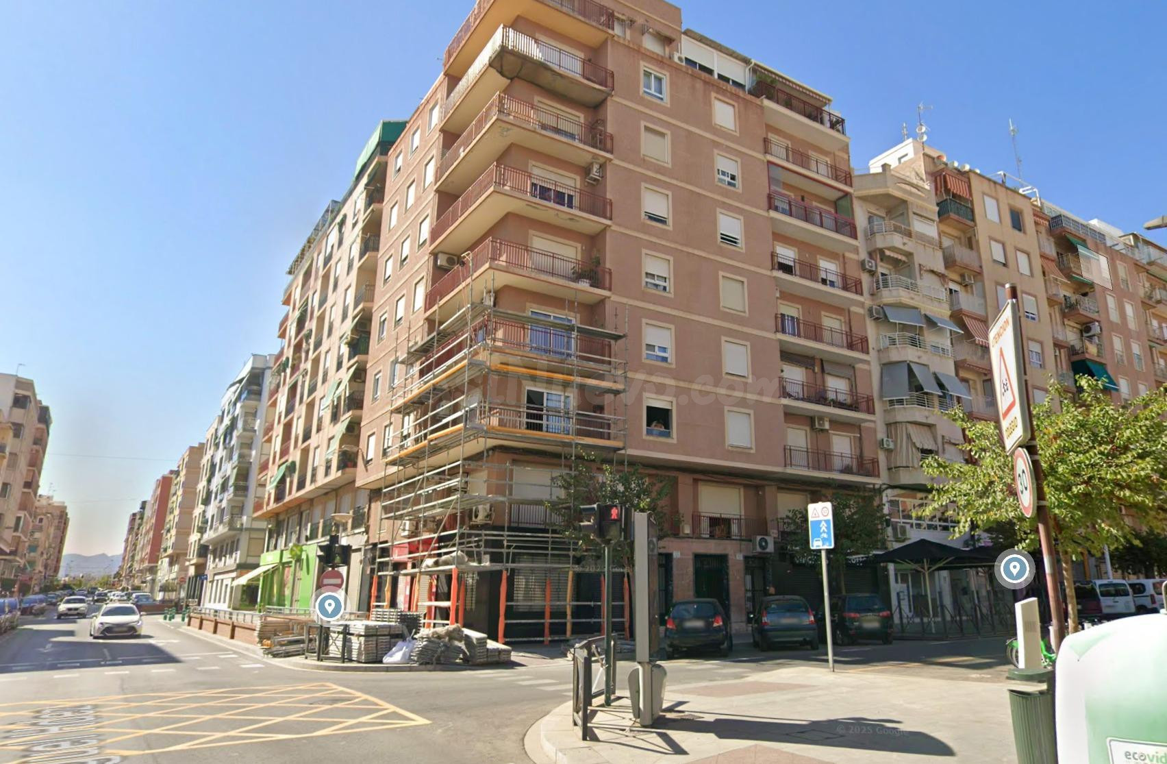 LOCAL COMERCIAL EN SEMISOTANO, TODO ESQUINA CON 2 ENTRADAS,  - foto 3