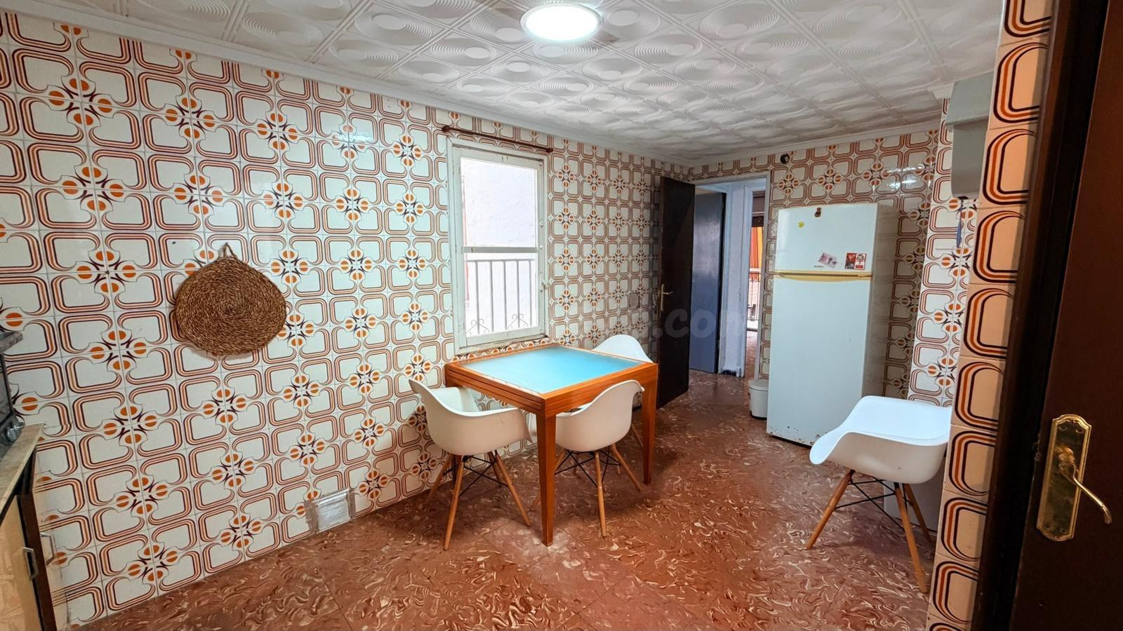 Oportunidad en Elche: piso exterior y luminoso para reformar - foto 4