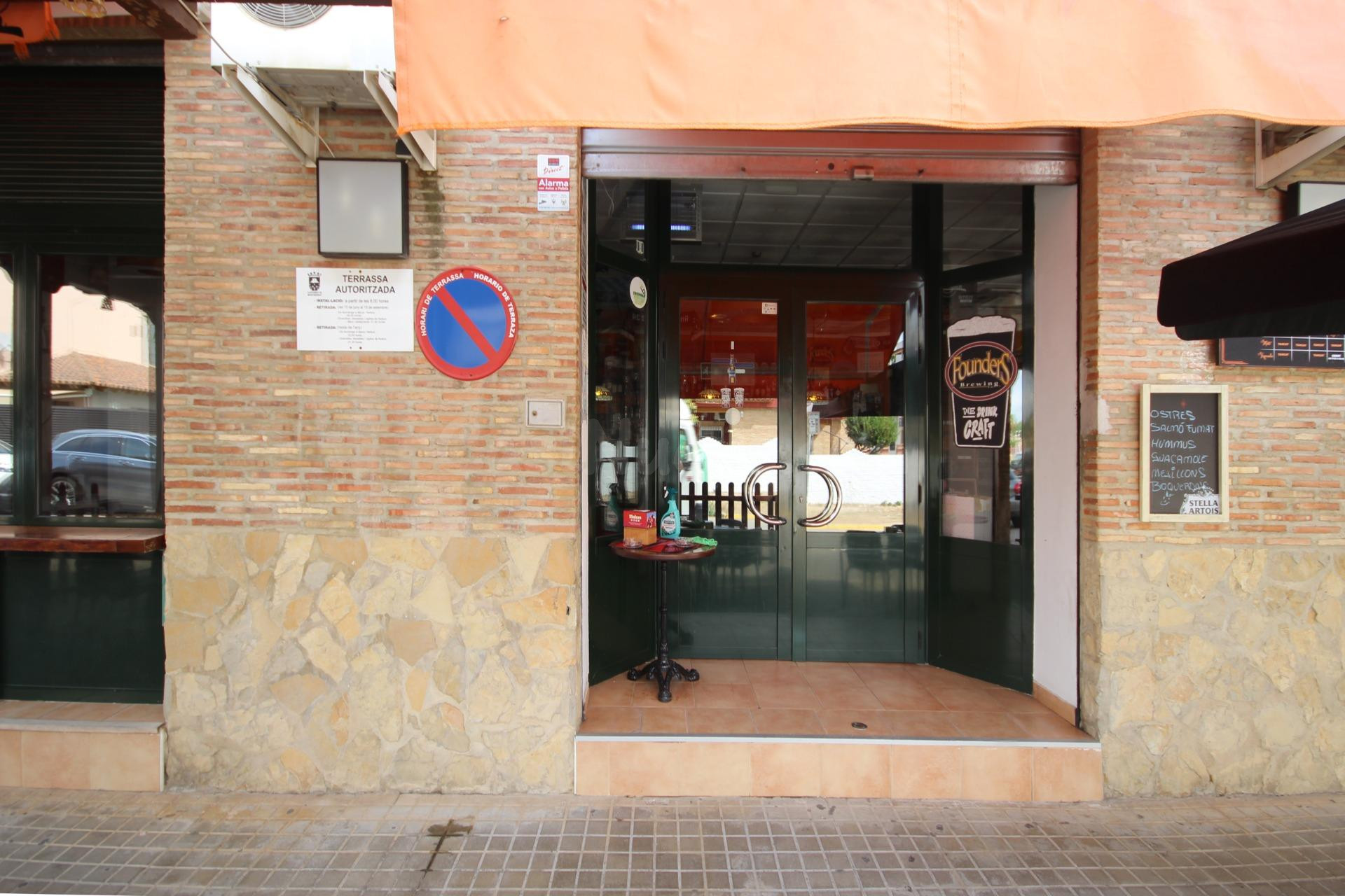 VENTA DE LOCAL CON NEGOCIO DE HOSTELERIA EN PLENO FUNCIONAMI - foto 2