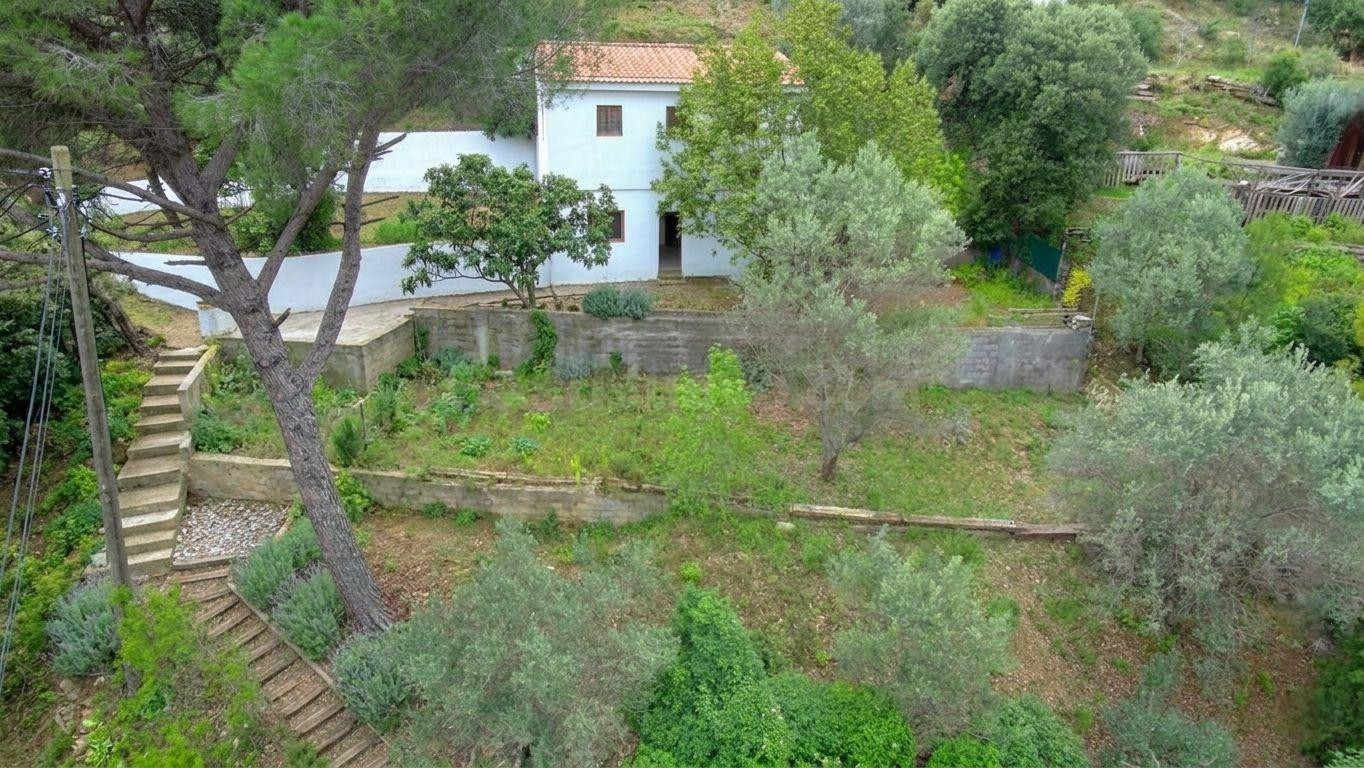 Parcela de 1.000 m2 con vivienda para acabar