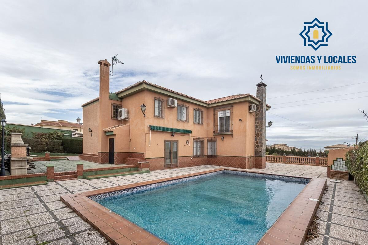 Chalet con piscina y gran parcela en la urbanización Molino 