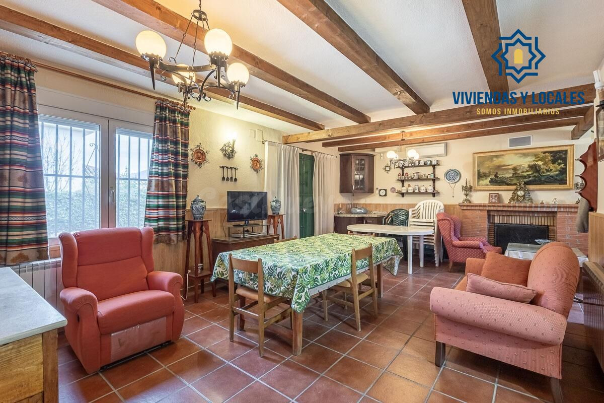 Chalet con piscina y gran parcela en la urbanización Molino  - foto 3