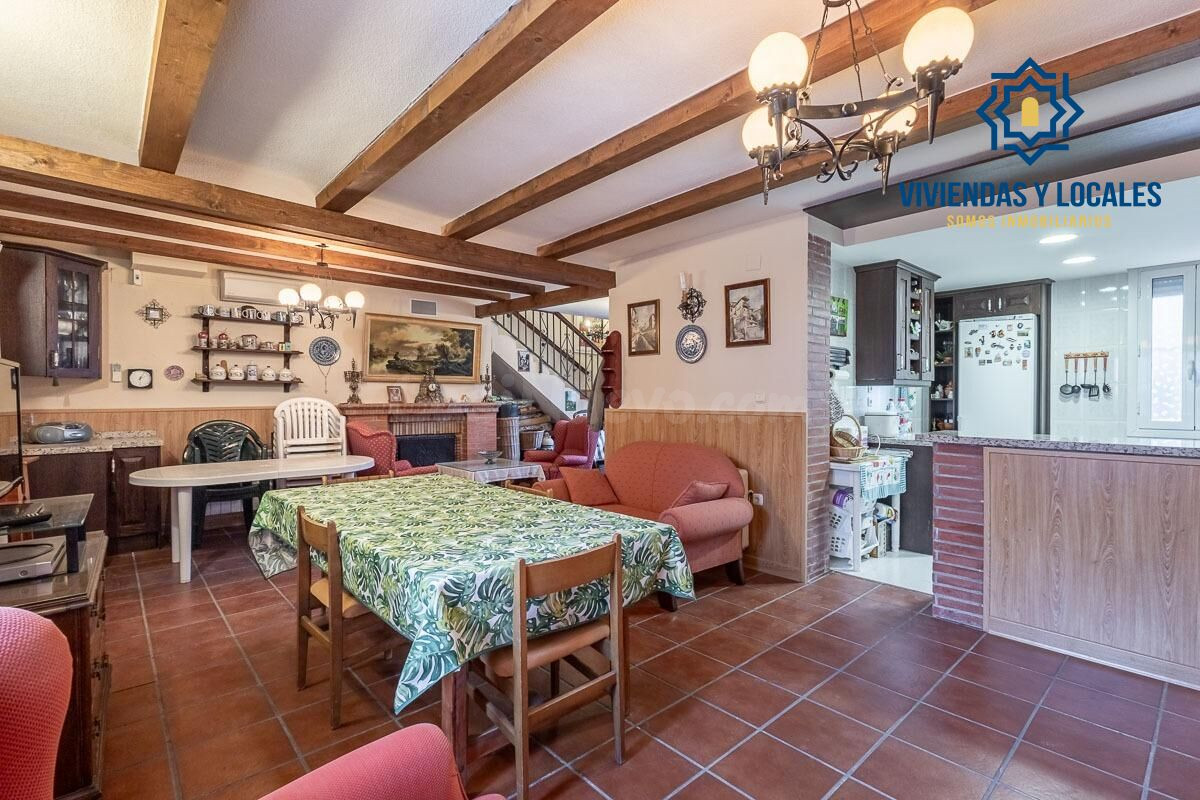 Chalet con piscina y gran parcela en la urbanización Molino  - foto 4