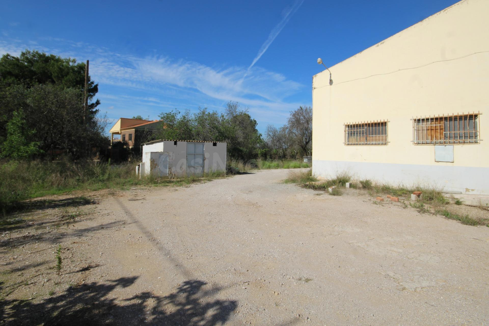 VENTA DE NAVE INDUSTRIAL EN AMPLIA PARCELA EN TORRENT - foto 2