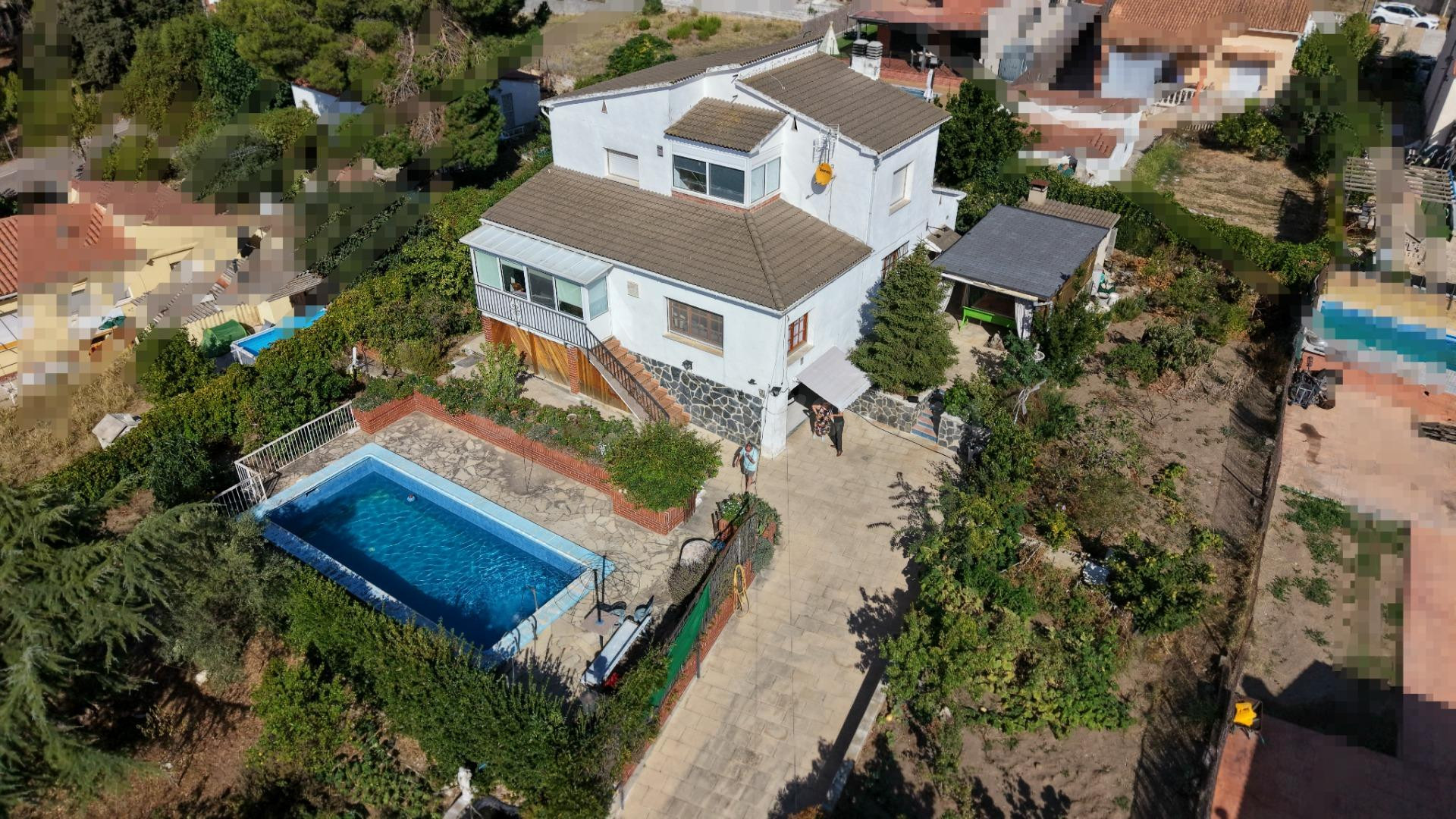 Casa de 5 habitaciones y gran parcela.
