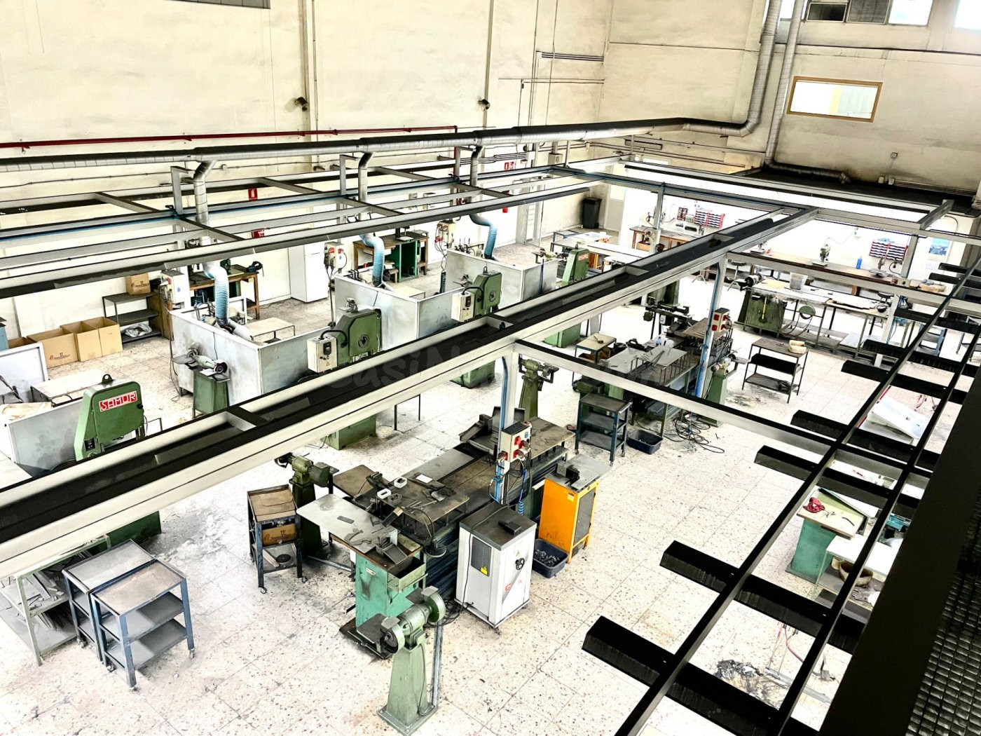 NAVE TOTALMENTE EQUIPADA , CON OFICINAS, DESPACHOS EN EL POL - foto 3