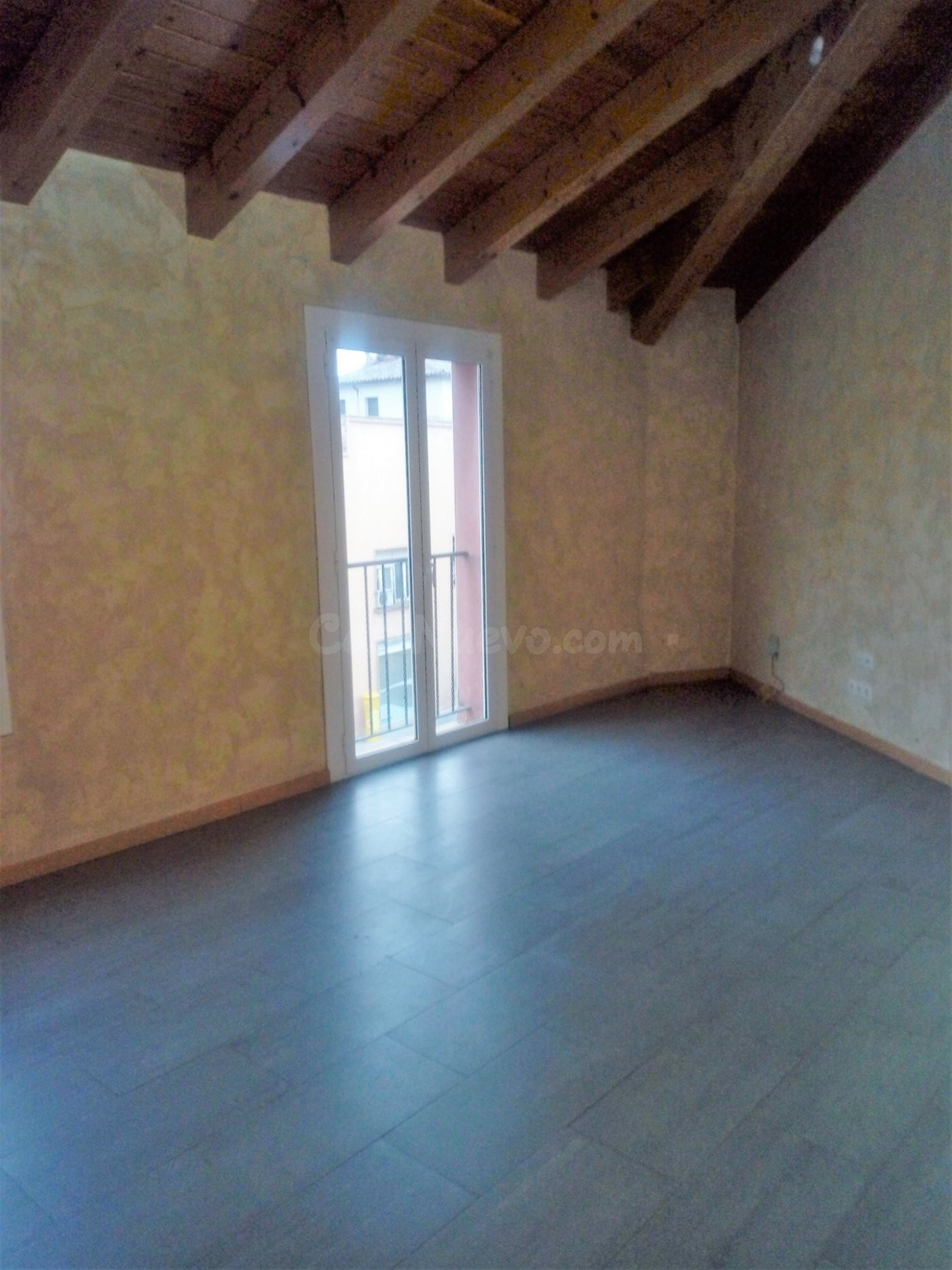 En Artés a 15 km de Manresa. Piso reformado de 3 habitacione - foto 2