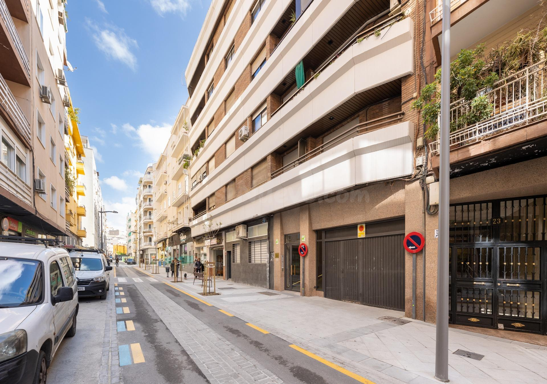 VIVIENDA EN ZONA CENTRO - ALHAMAR, CON PLAZA DE GARAJE Y CAL