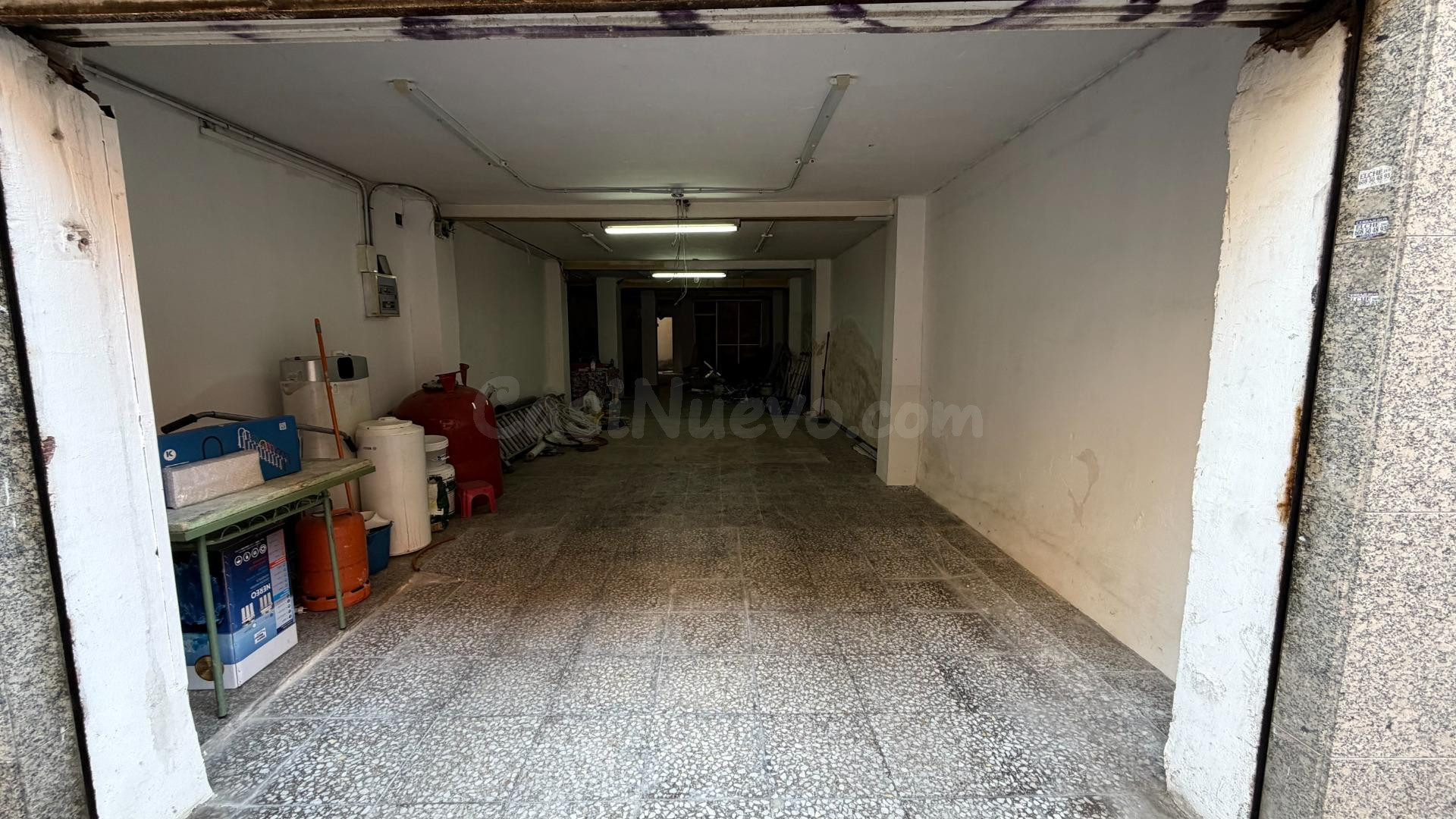 Se alquila Local en la calle Maximiliano Thous