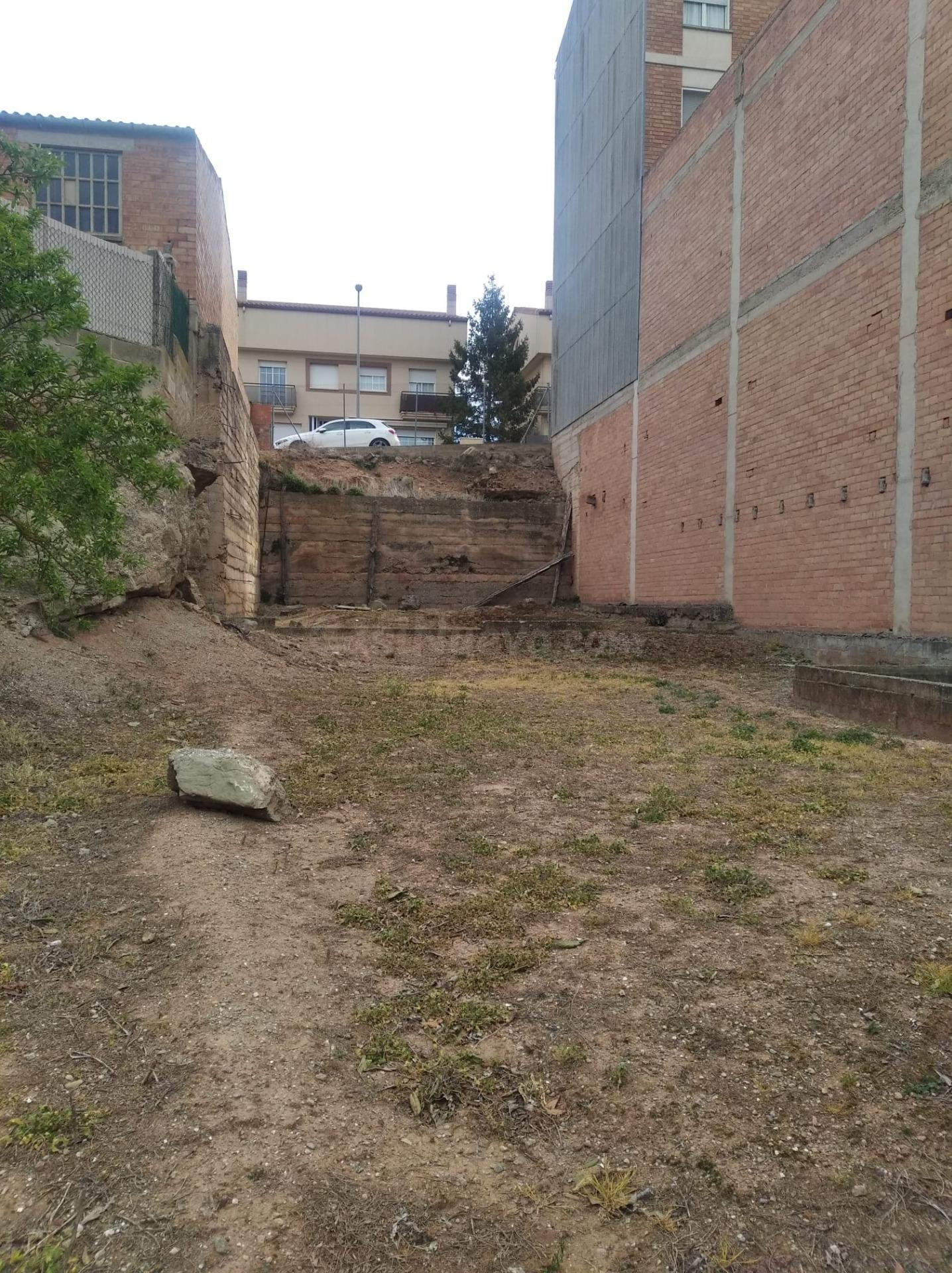 A Sant Salvador , zona poble, venem terreny per contruir la 