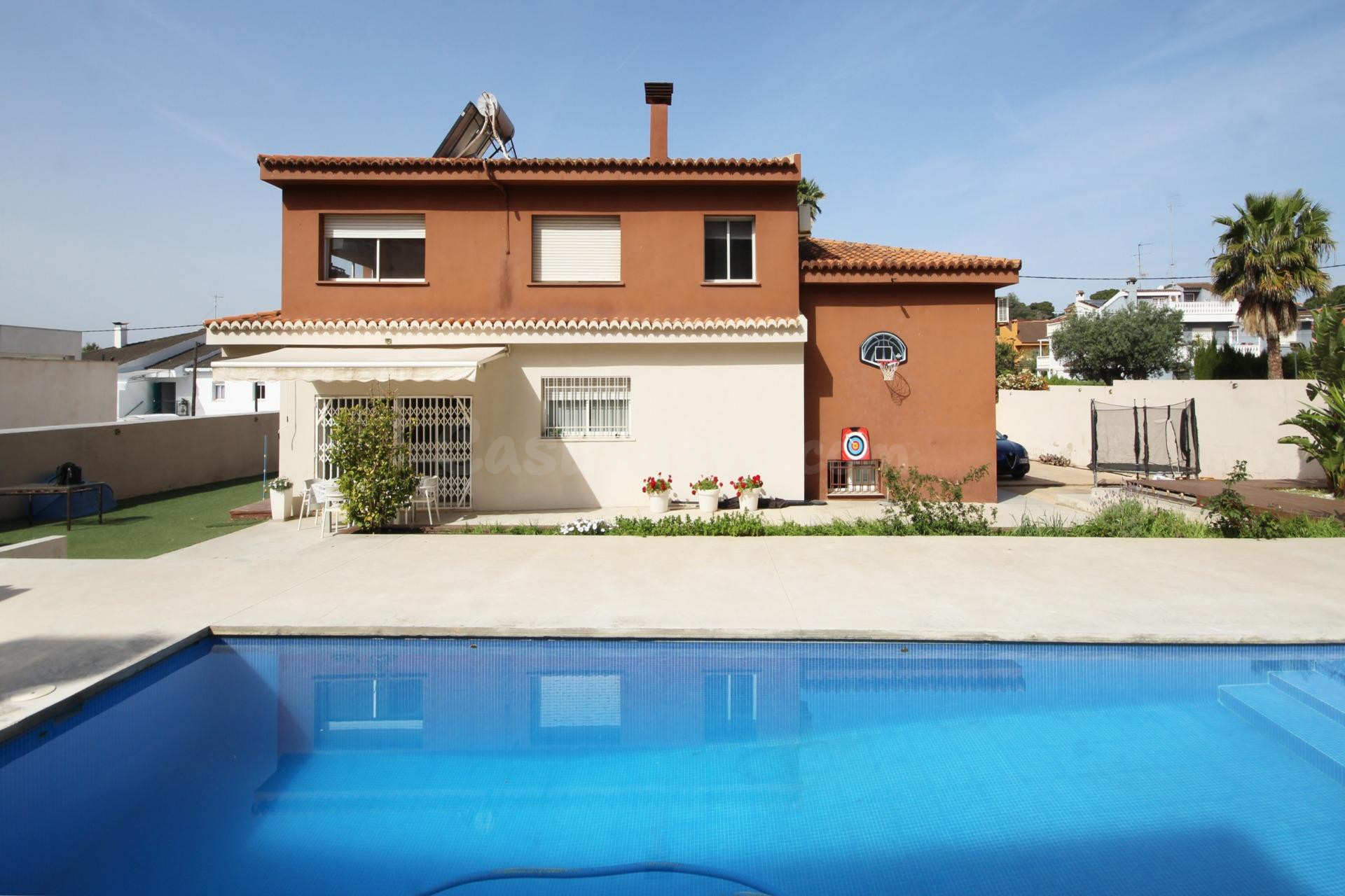 Espectacular chalet independiente con piscina en Colonia Bla