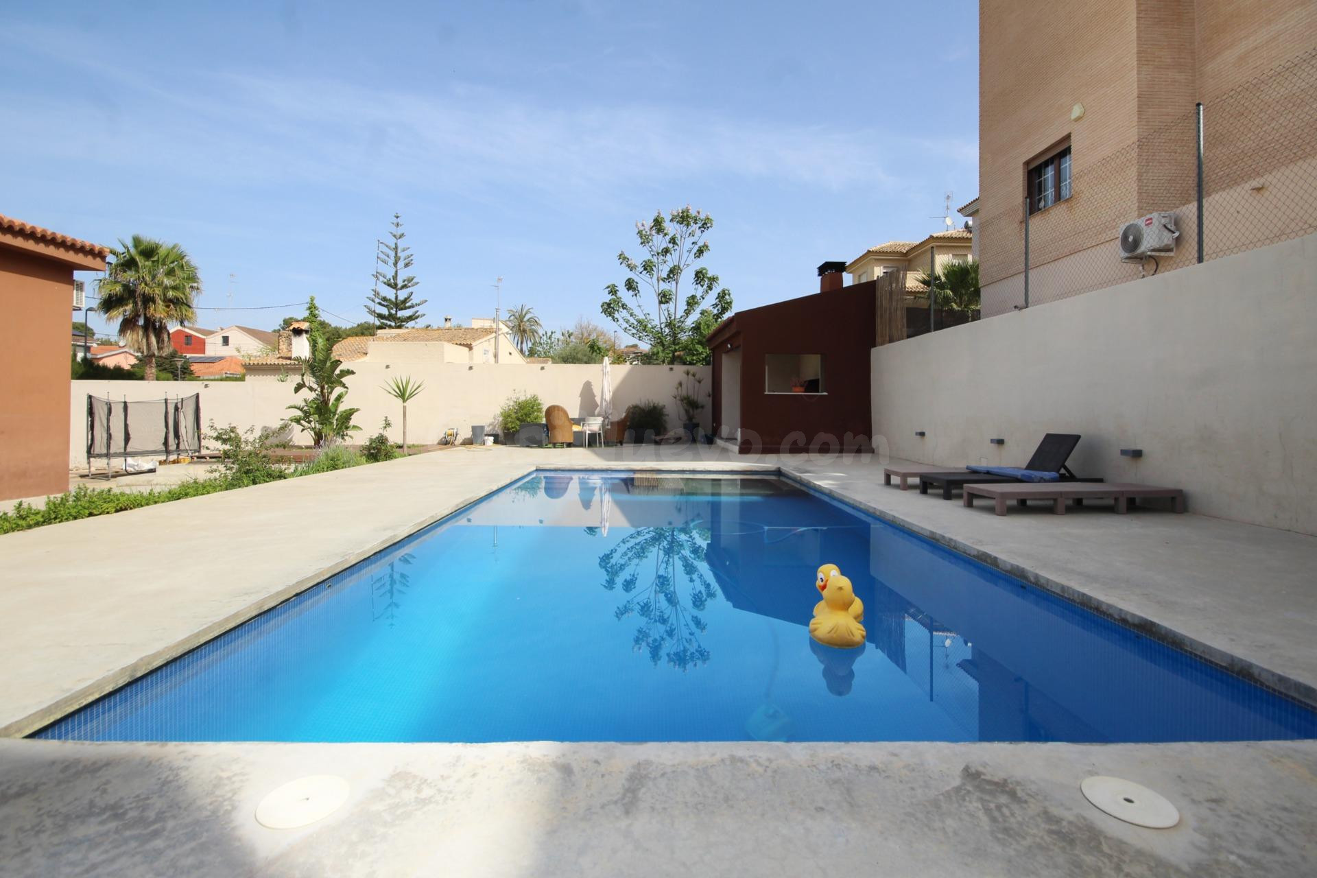 Espectacular chalet independiente con piscina en Colonia Bla - foto 4