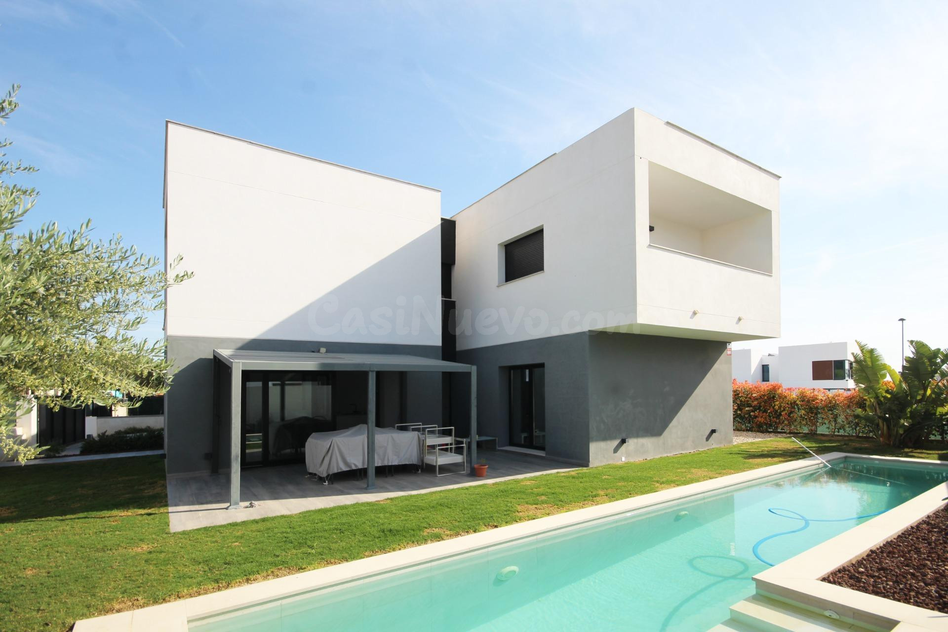 EXCLUSIVA VIVIENDA DE DISEÑO EN SANTA APOLONIA.