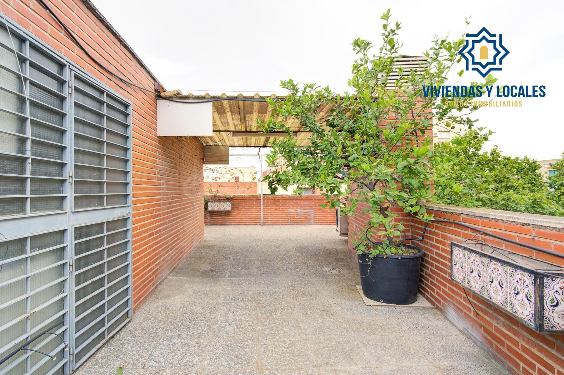 EN VENTA ATICO DÚPLEX CON GRAN TERRAZA JUNTO ESTACIÓN DE AUT - foto 2