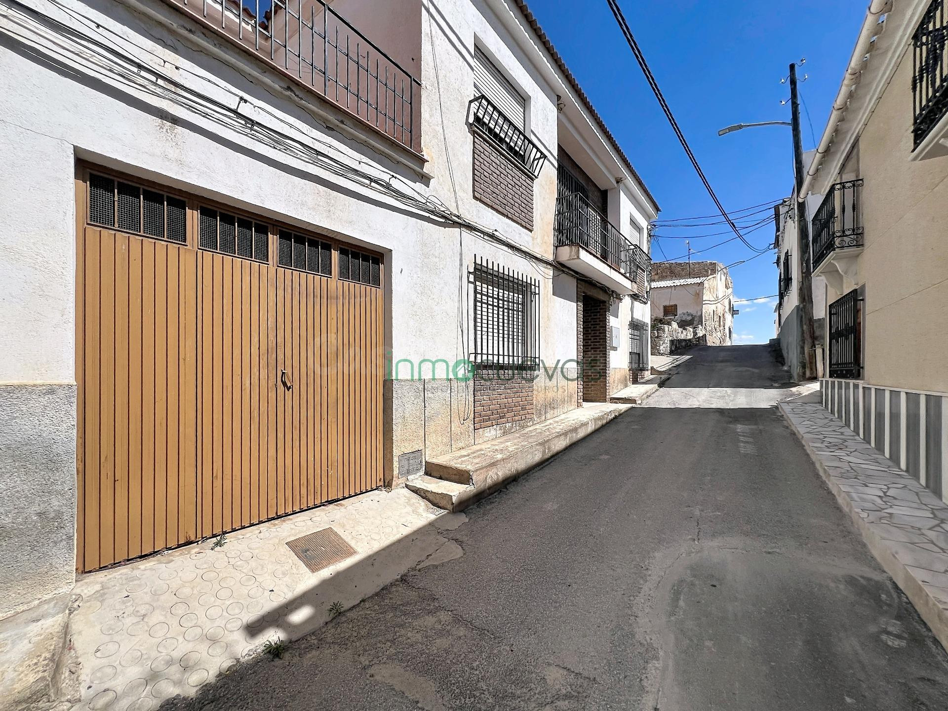 Amplia casa adosada en pleno centro de Zurgena