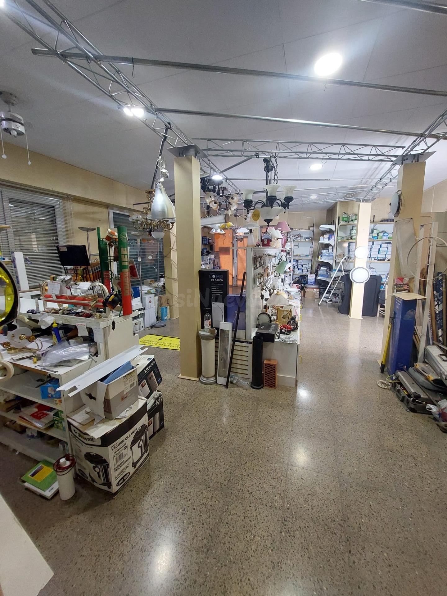 LOCAL COMERCIAL A SÚRIA, possibilitat de fer vivenda!!!! - foto 3
