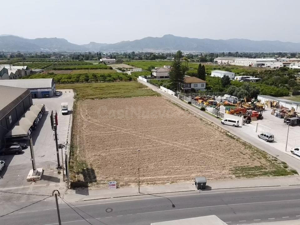 ¡Oportunidad única en Llano de Brujas! Terreno urbano junto  - foto 2
