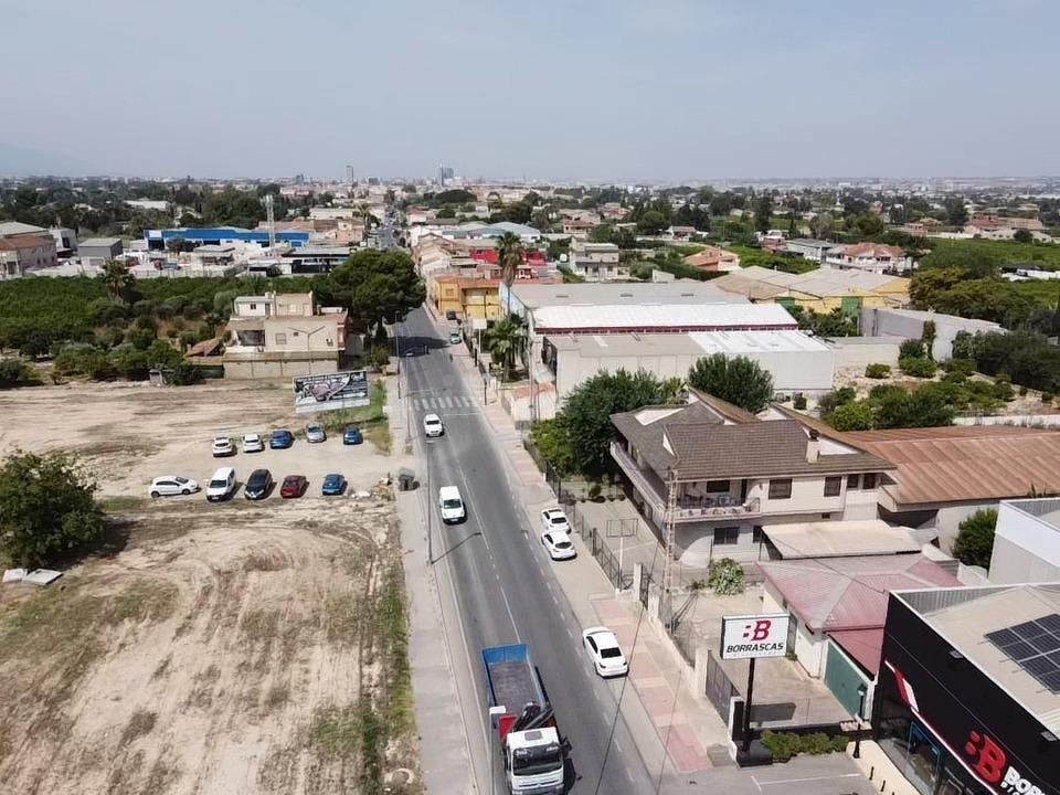 ¡Oportunidad única en Llano de Brujas! Terreno urbano junto  - foto 3