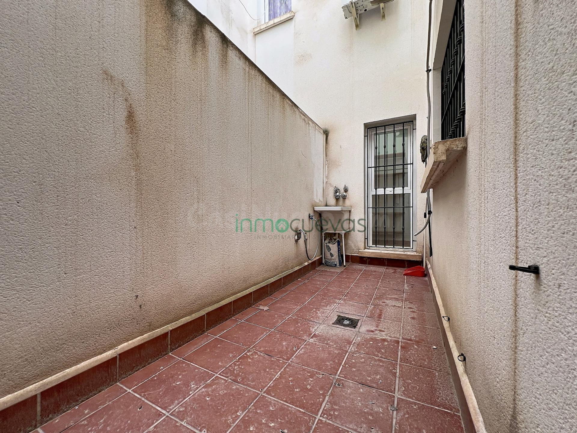 Local comercial en una de las mejores zonas de Cuevas del Al - foto 4
