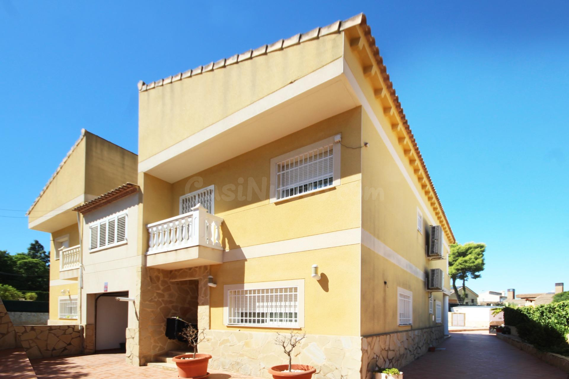 CHALET PAREADO CON PISCINA PRIVADA, GRAN PARCELA Y SEGUNDA V