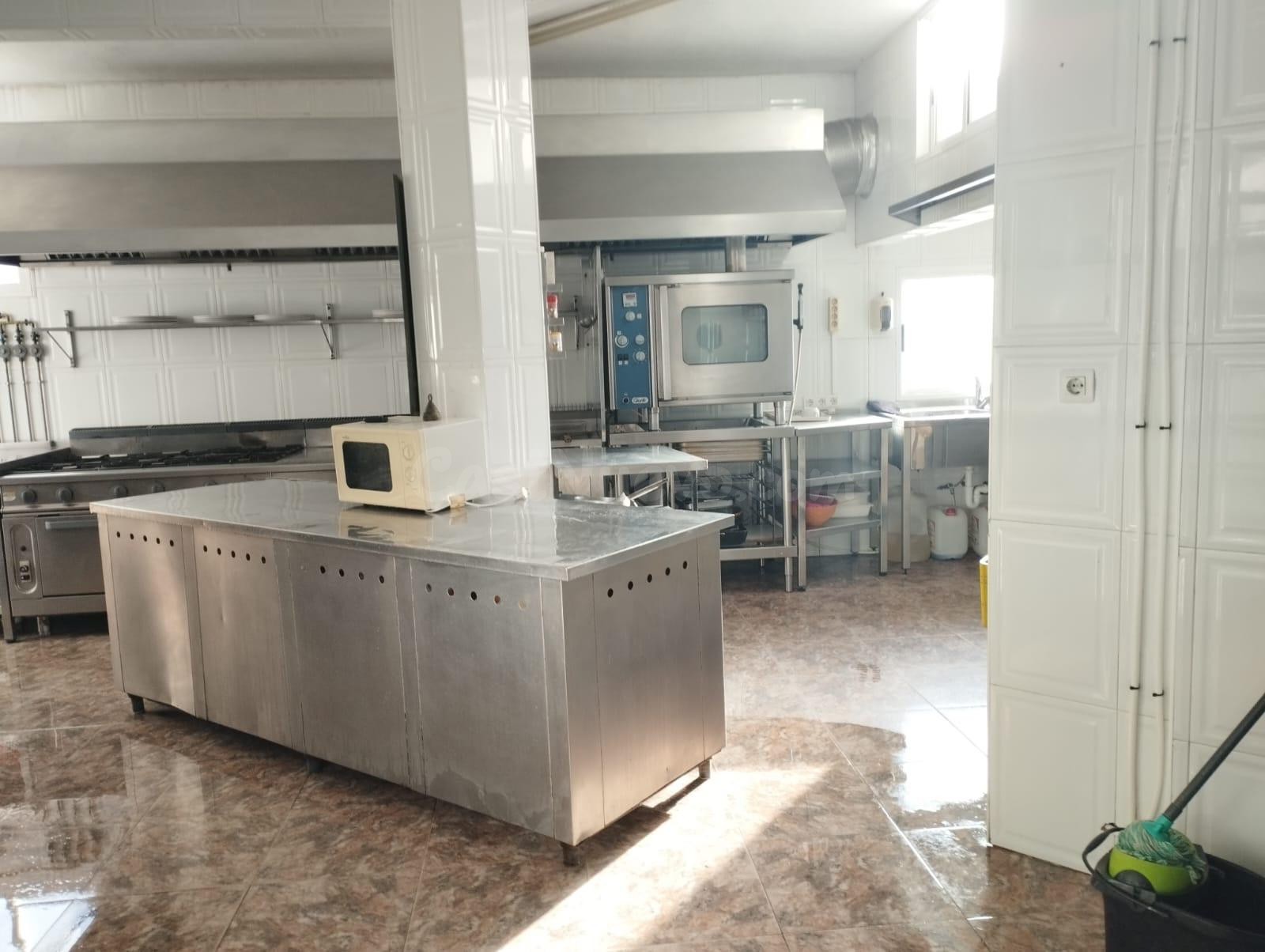 APIHOUSE ALQUILA CON OPCION A COMPRA RESTAURANTE Y VIVIENDA  - foto 3