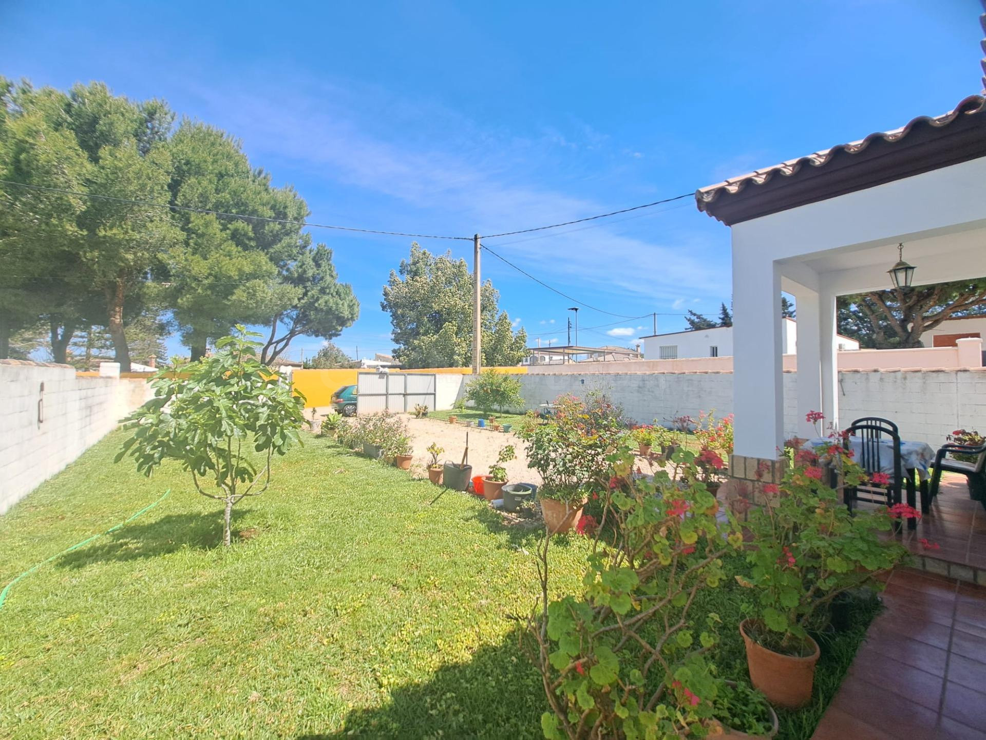 Chalet con 500m2 de parcela a solo 3 km del mar – oportunidad en Chiclana
