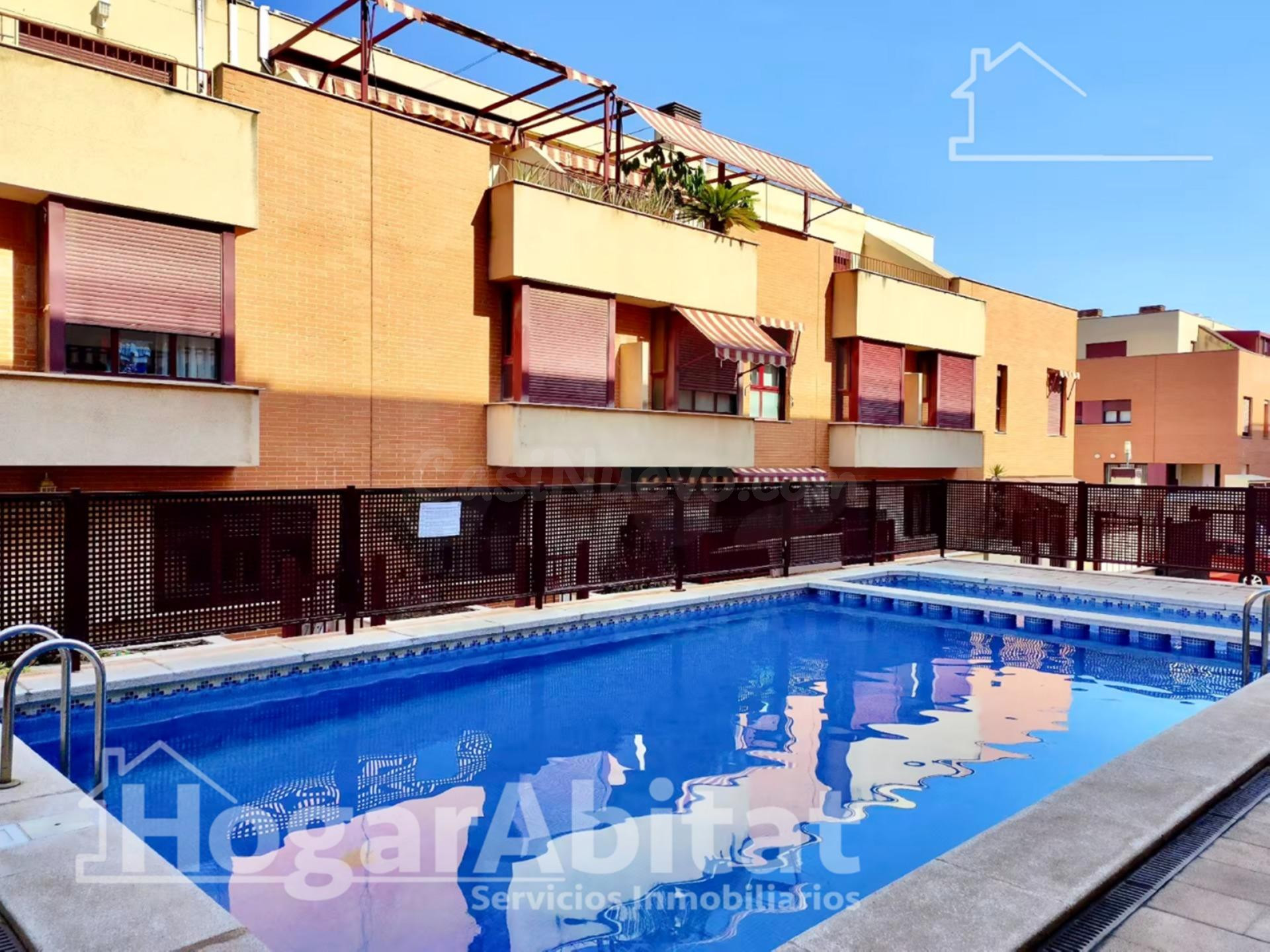 PRECIOSO ADOSADO EN RESIDENCIAL CON PISCINA, GARAJE Y DOS TE