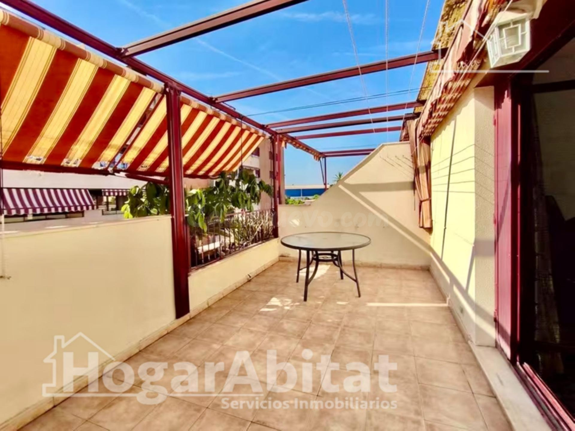 PRECIOSO ADOSADO EN RESIDENCIAL CON PISCINA, GARAJE Y DOS TE - foto 3