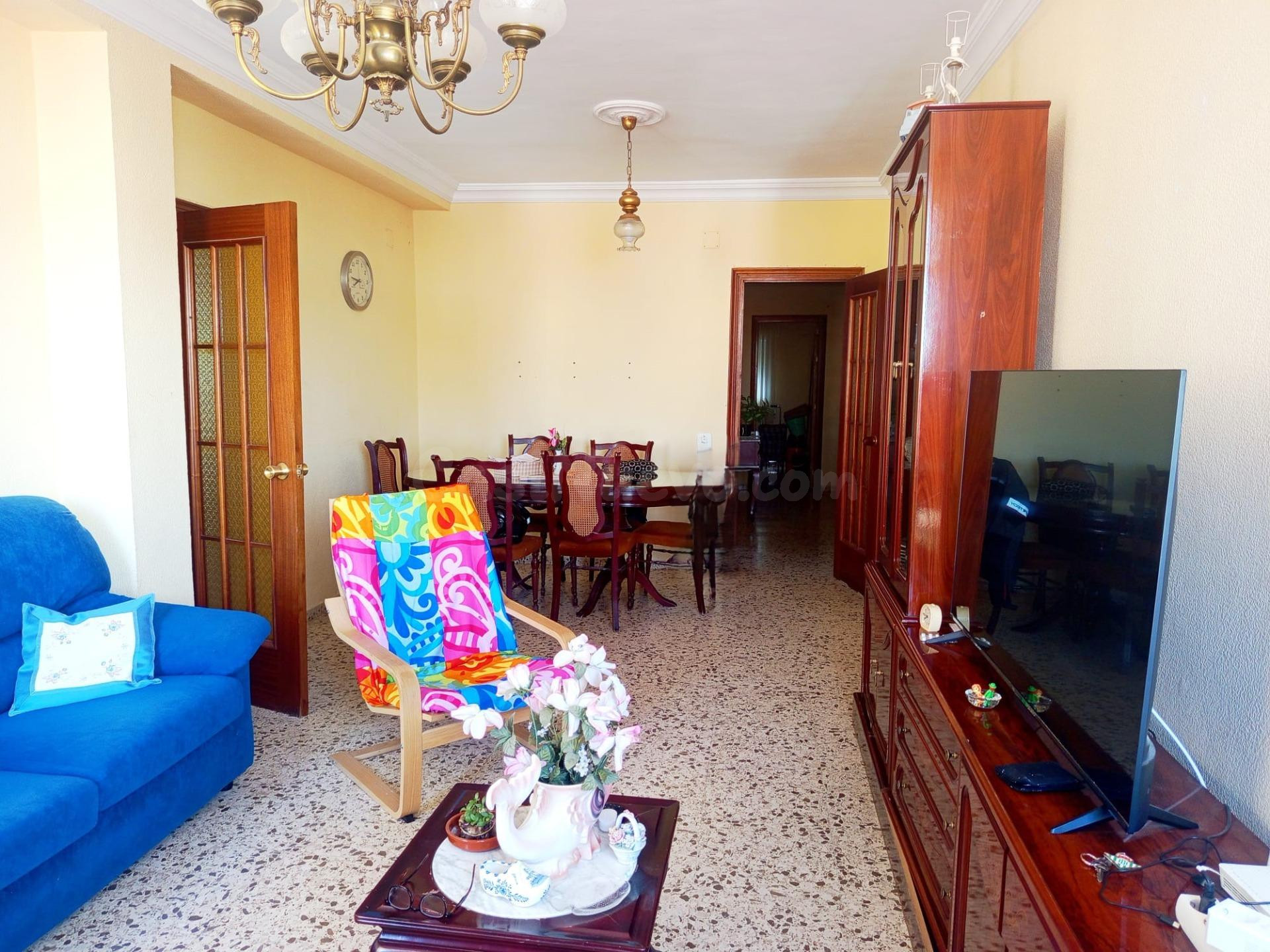 Amplio piso de 4 dormitorios en Chiclana – Luminoso y con gran potencial