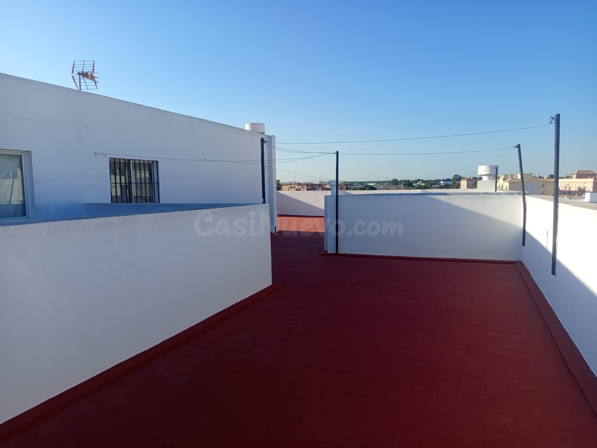 Amplio piso de 4 dormitorios en Chiclana – Luminoso y con gr - foto 2