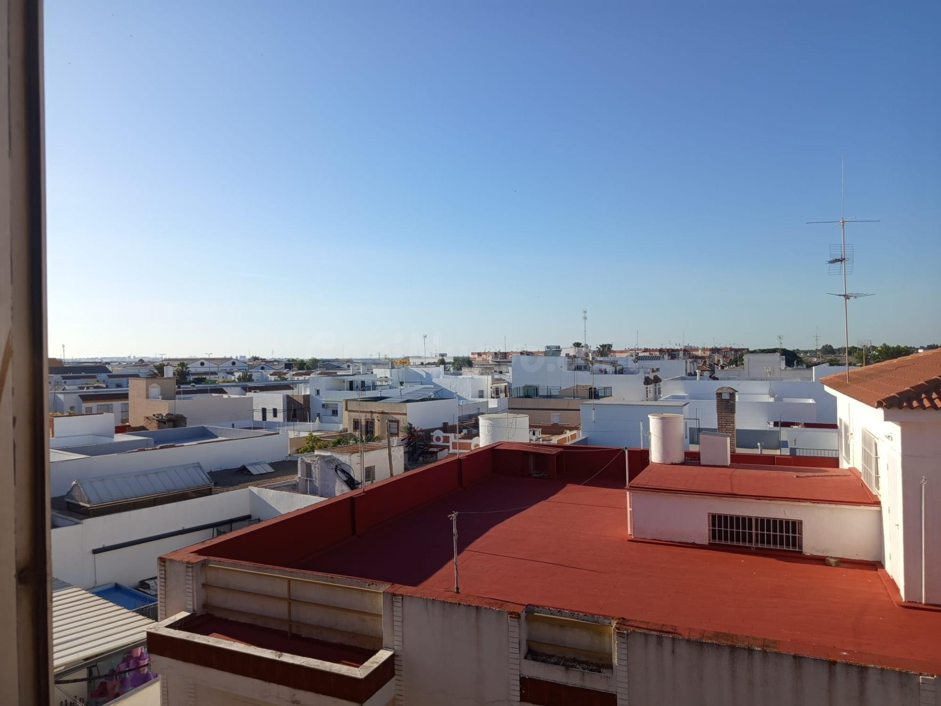 Amplio piso de 4 dormitorios en Chiclana – Luminoso y con gr - foto 3
