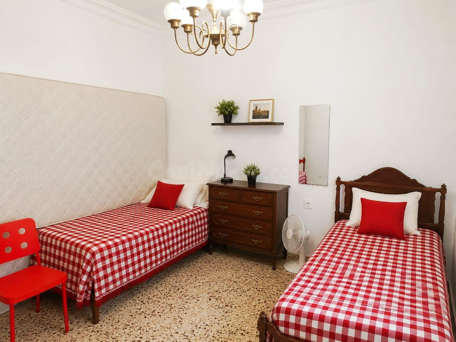 Amplio piso de 4 dormitorios en Chiclana – Luminoso y con gr - foto 4