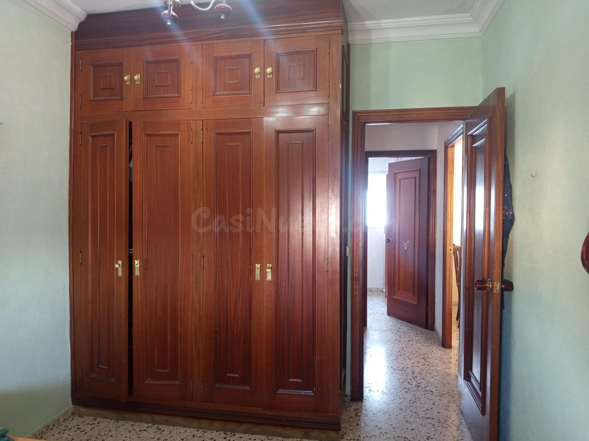 Amplio piso de 4 dormitorios en Chiclana – Luminoso y con gr - foto 5