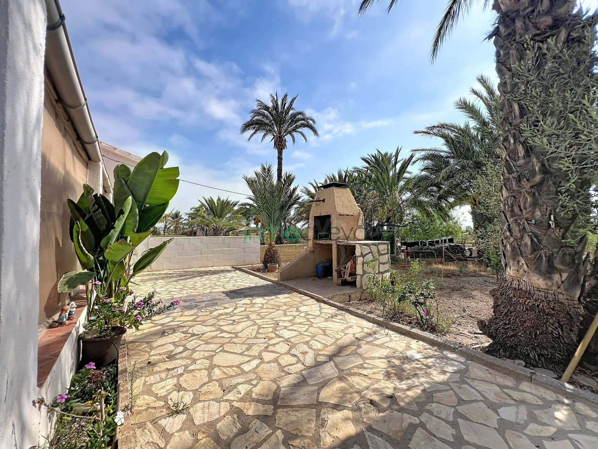 Finca rústica con 2.404 m2 de terreno a solo 700 m del mar —