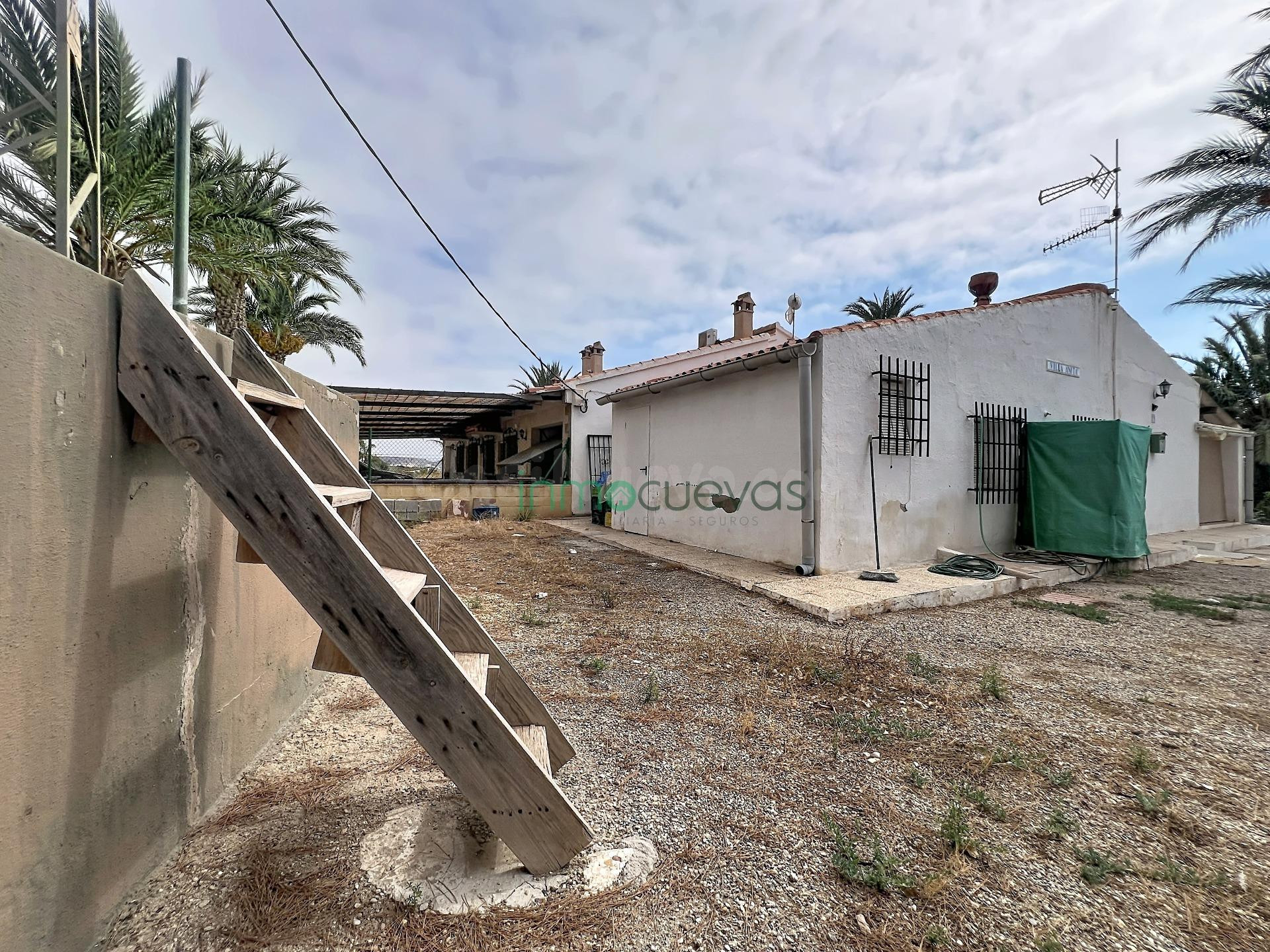Finca rústica con 2.404 m2 de terreno a solo 700 m del mar — - foto 2