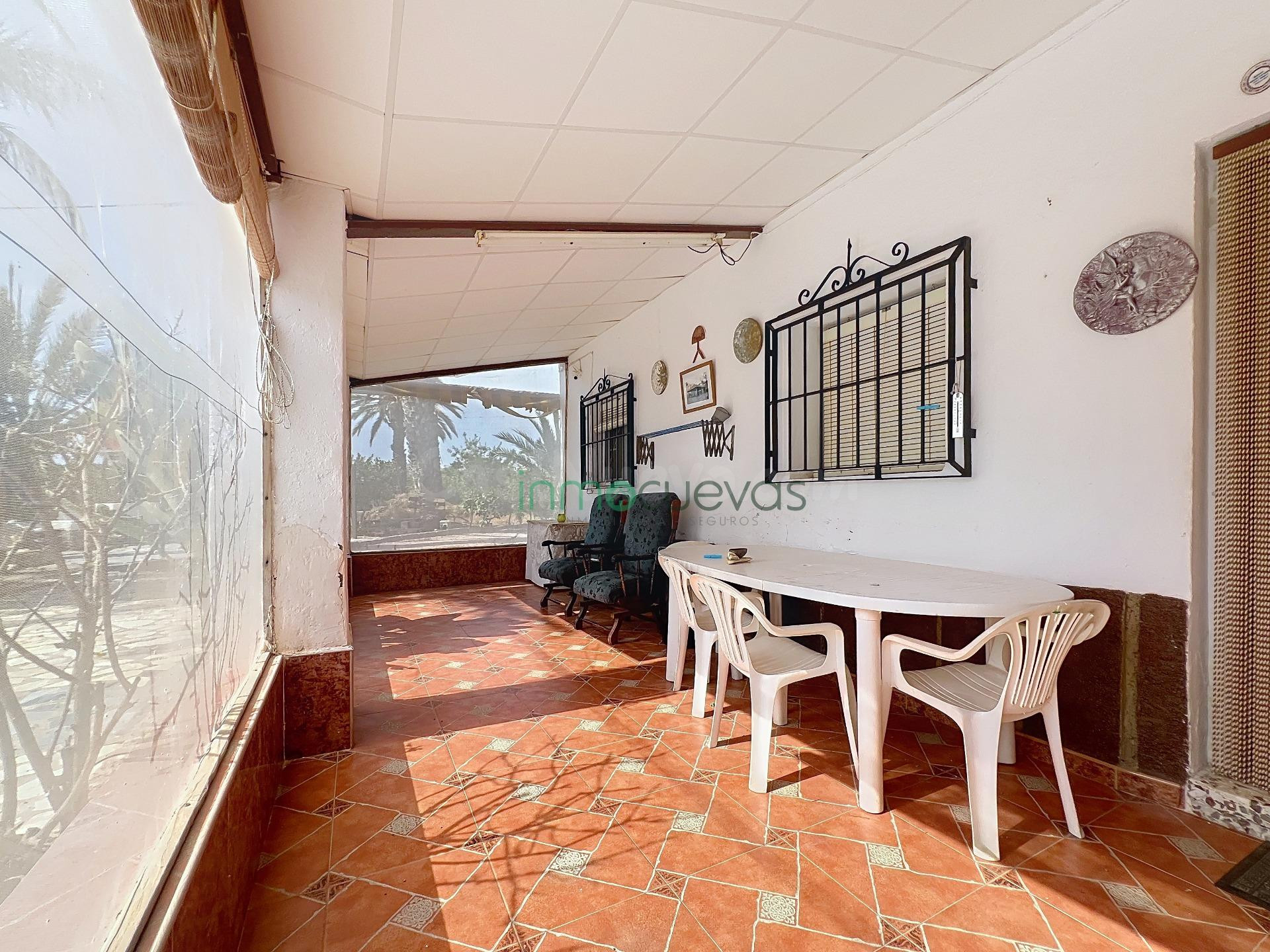 Finca rústica con 2.404 m2 de terreno a solo 700 m del mar — - foto 3