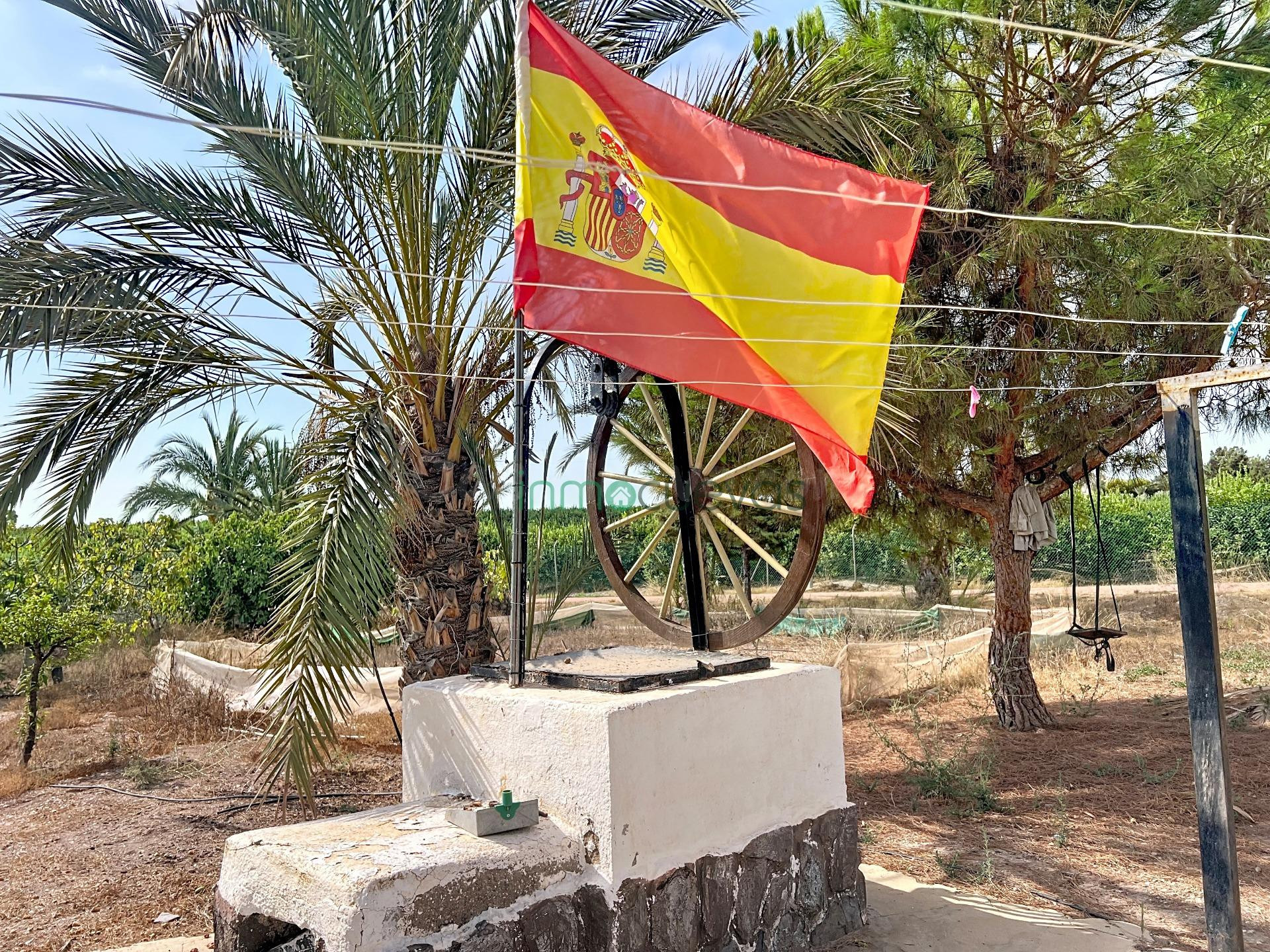 Finca rústica con 2.404 m2 de terreno a solo 700 m del mar — - foto 4