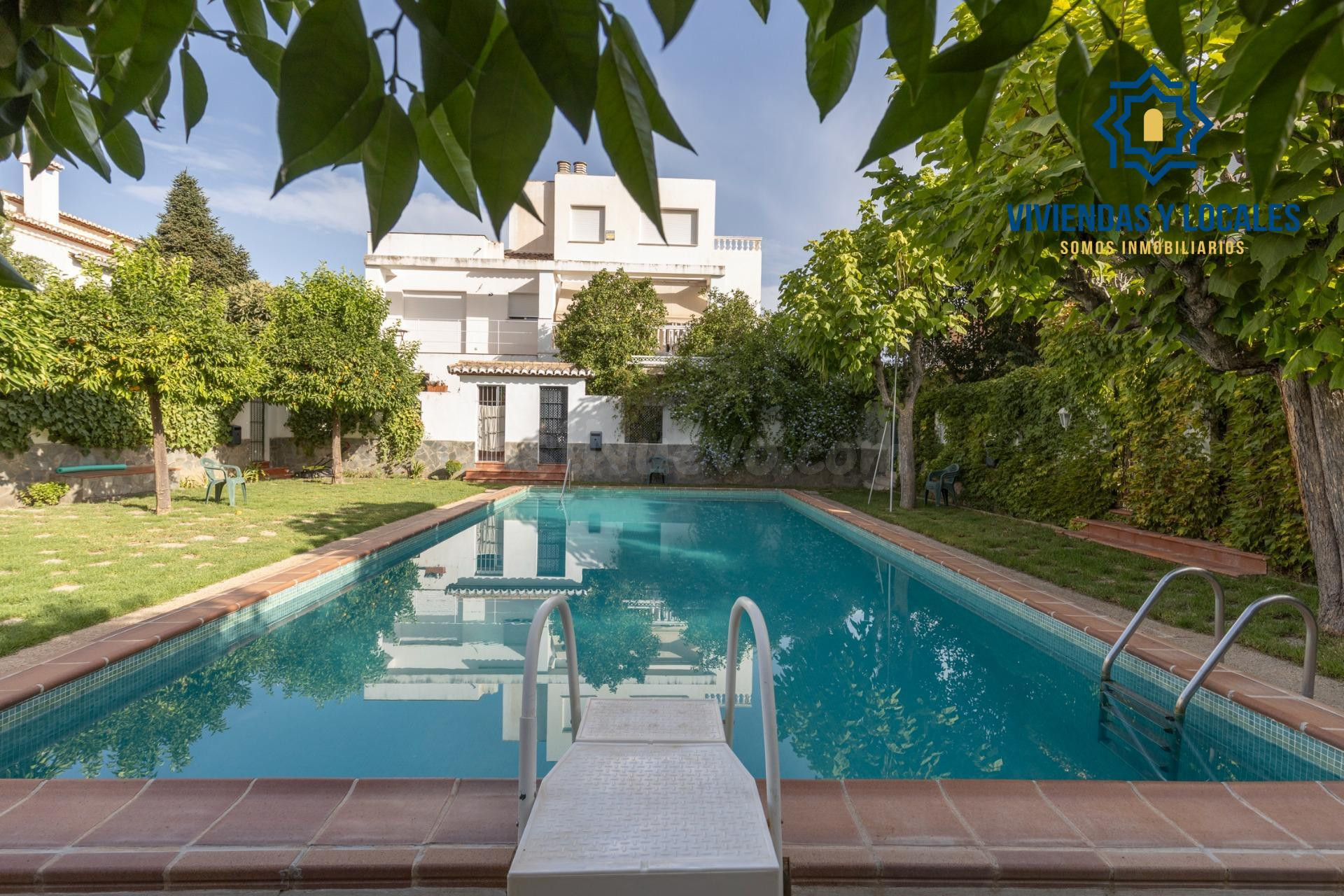 Exclusiva vivienda con piscina en la zona del Serrallo con p