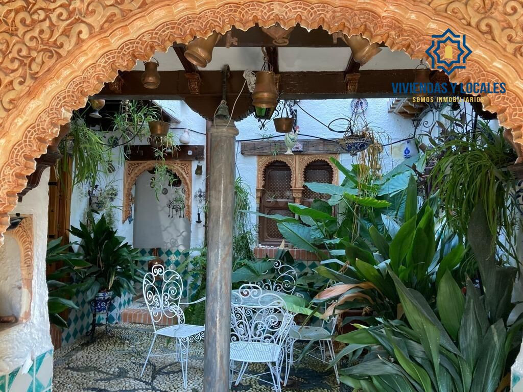 Gran casa histórica con patio central, terrazas y cochera en