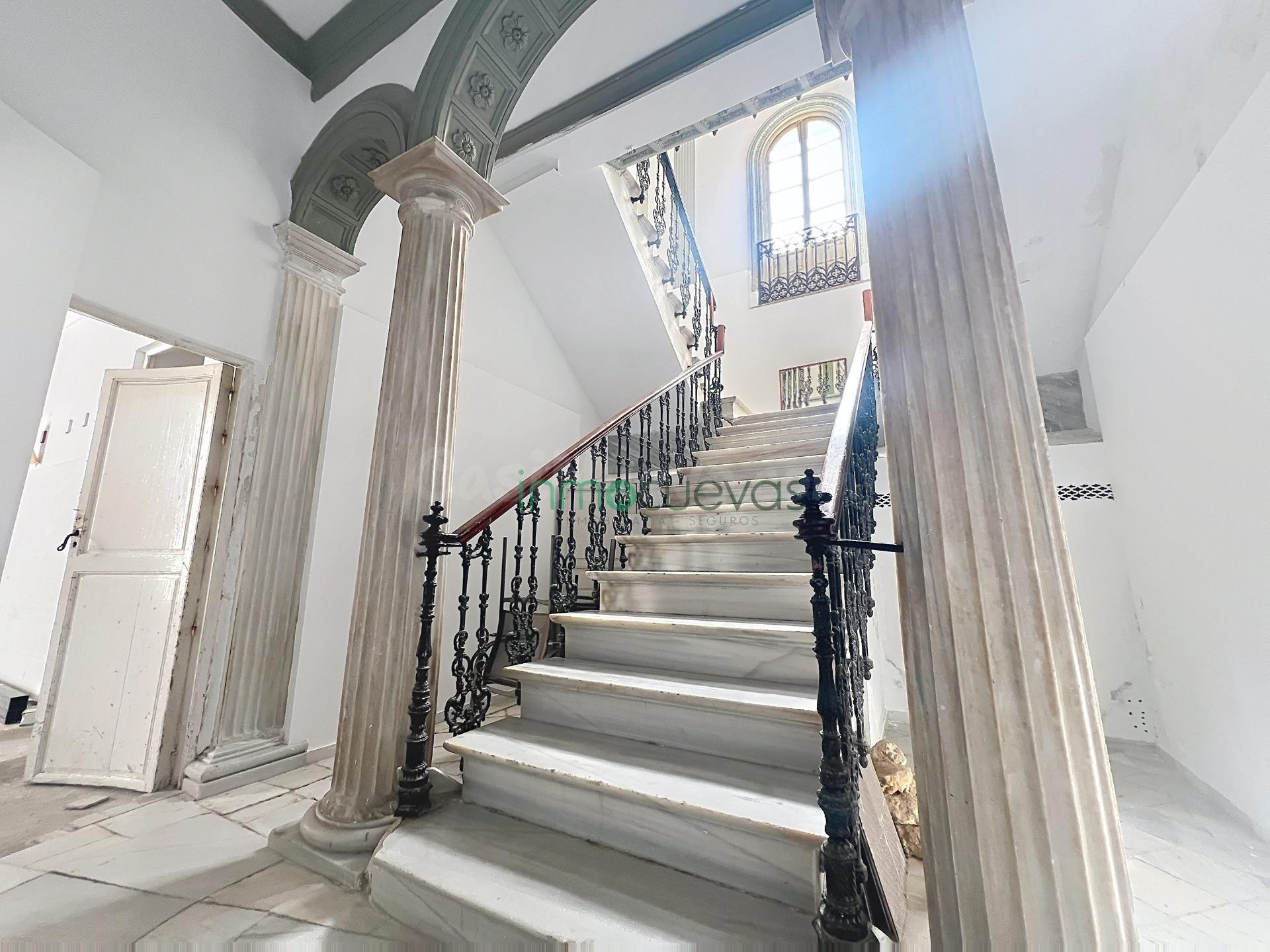 CASA SEÑORIAL CON ENCANTO Y GRANDES POSIBILIDADES EN PLENO C