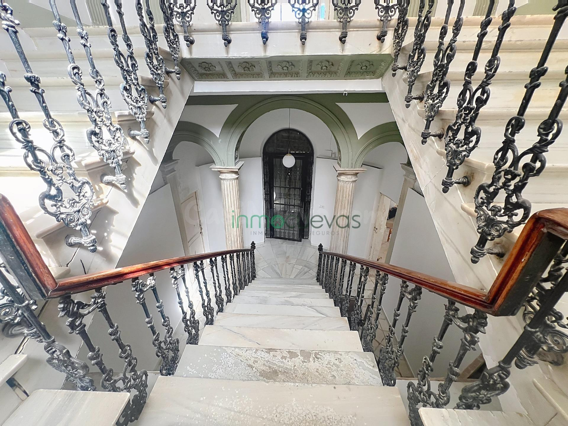 CASA SEÑORIAL CON ENCANTO Y GRANDES POSIBILIDADES EN PLENO C - foto 2