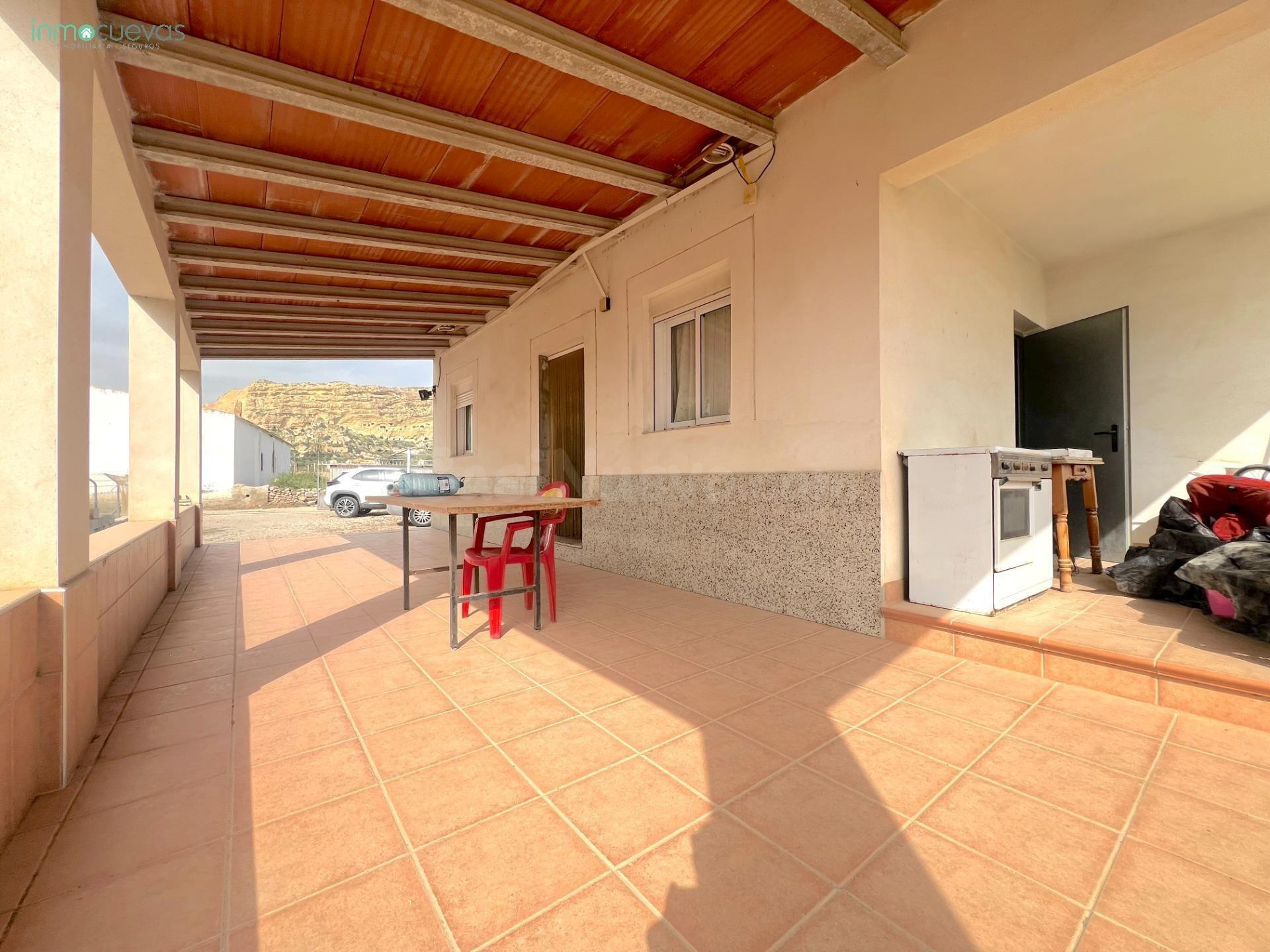¡NUEVA OPORTUNIDAD! CORTIJO CON TERRENO A ESCASOS MINUTOS DE - foto 2