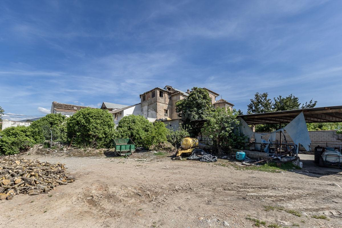 INVERSORES! TERRENO DE 11.000 m2 CON EDIFICACIÓN EN GÓJAR - foto 2