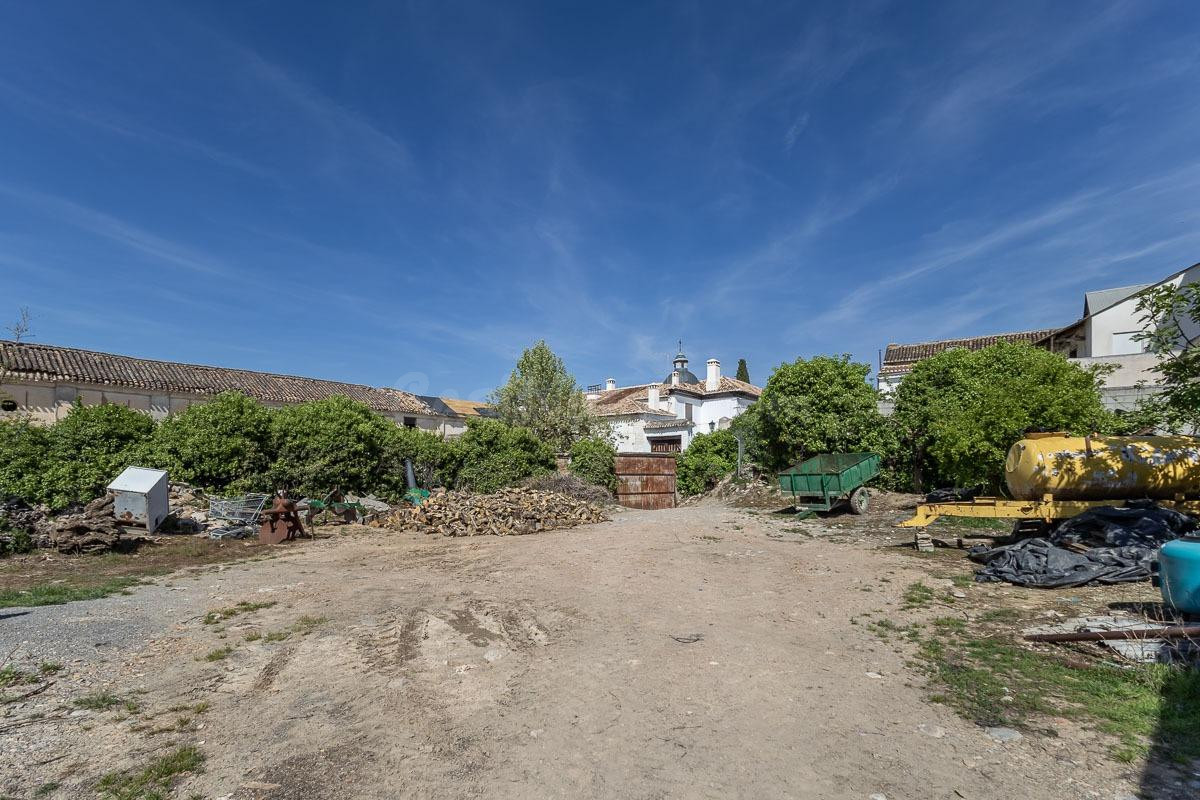 INVERSORES! TERRENO DE 11.000 m2 CON EDIFICACIÓN EN GÓJAR - foto 3