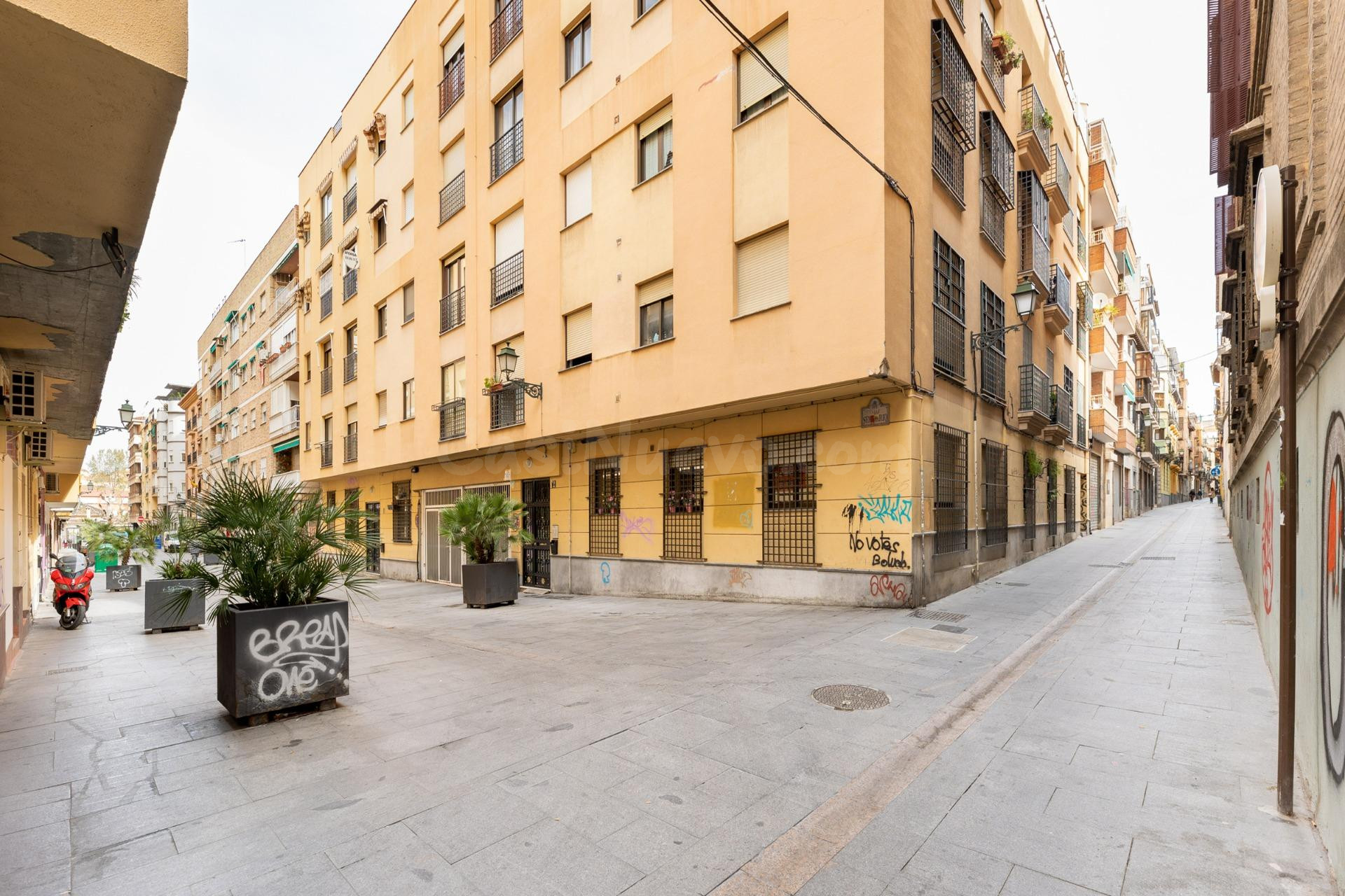 SE VENDE PLAZA DE GARAJE JUNTO PLAZA DE GRACIA (USUFRUCTO) - foto 2